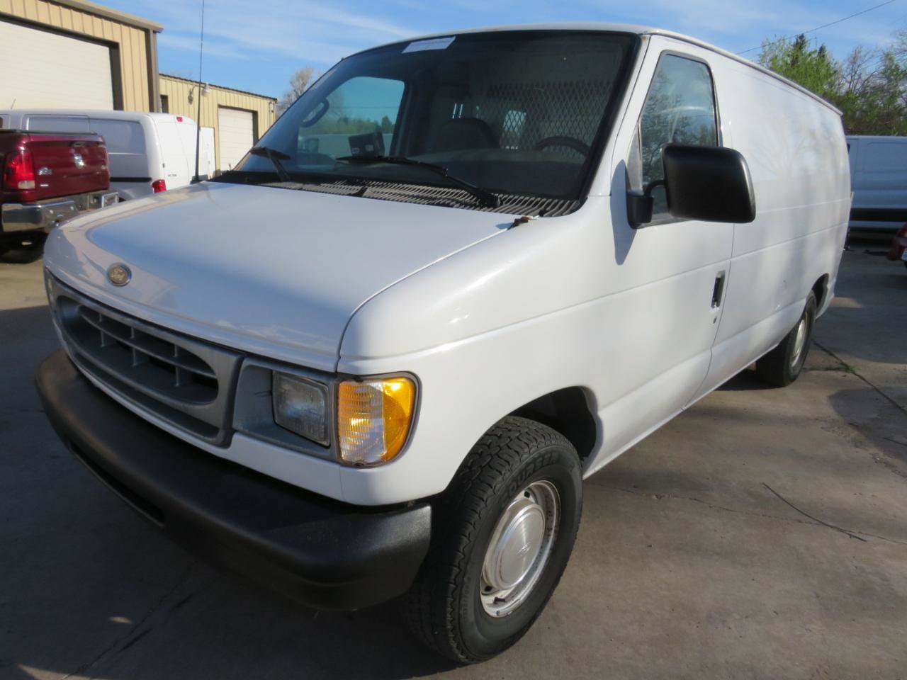 Used 2001 Ford E-150 and Econoline 150 RWD image 1