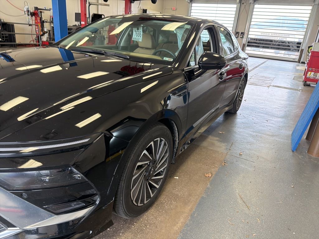 Certified 2025 Hyundai Sonata Limited FWD image 2