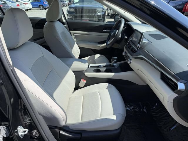 Used 2025 Nissan Altima 2.5 SV FWD image 12