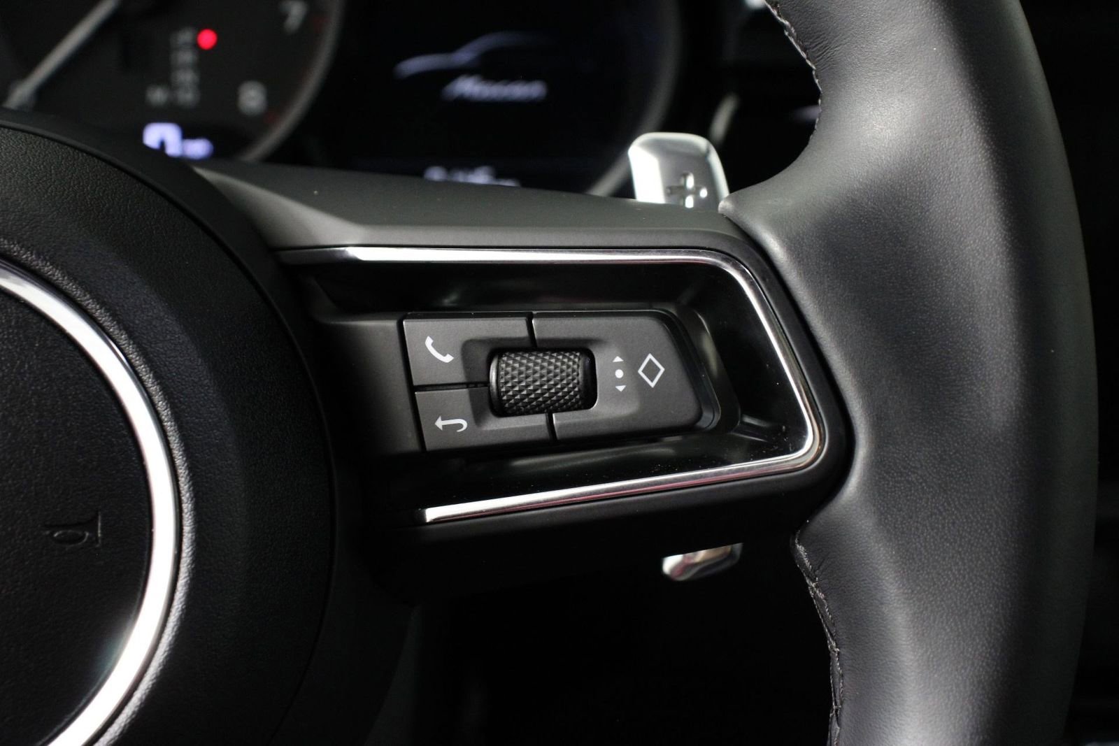 Certified 2025 Porsche Macan image 15