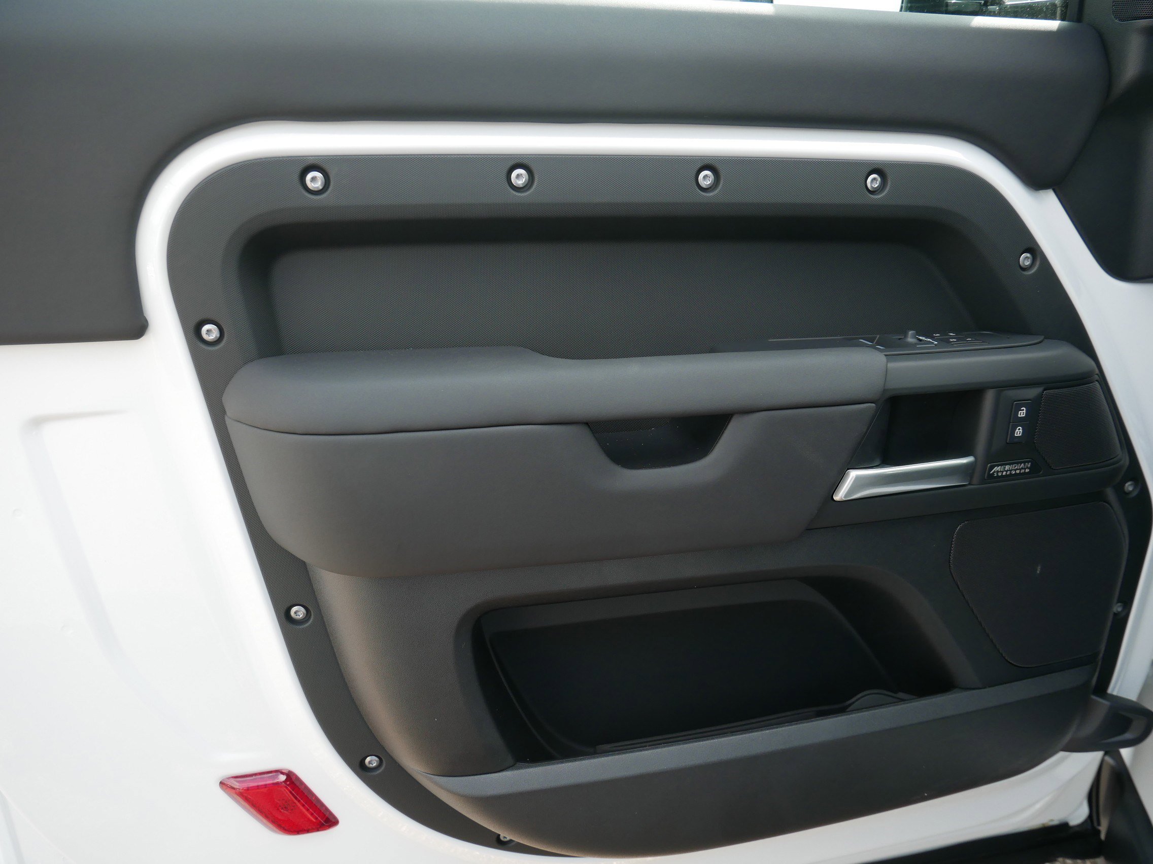 New 2025 Land Rover Defender 90 X-Dynamic SE image 4