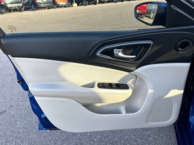 Used 2016 Chrysler 200 Limited FWD image 10