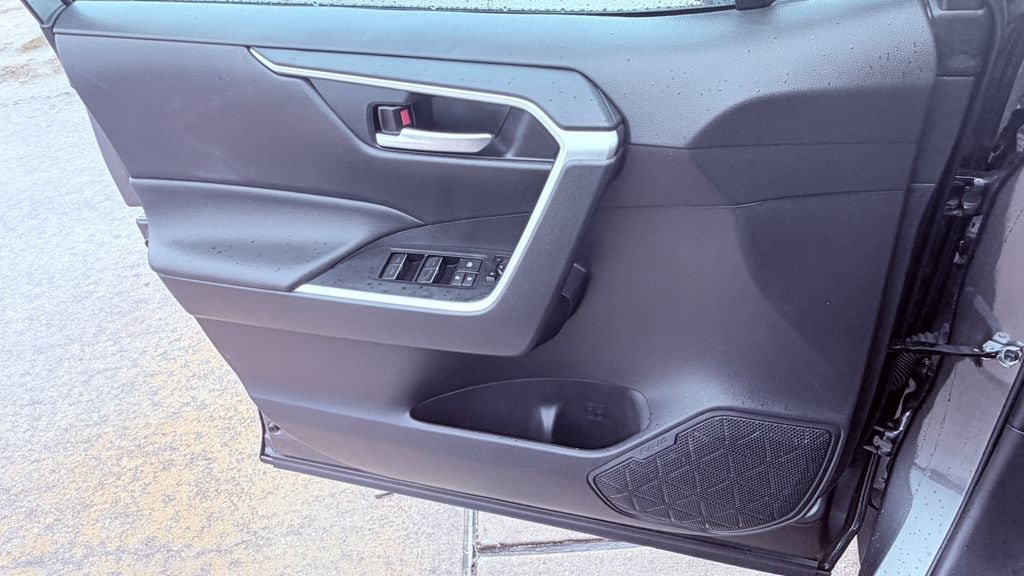 Used 2025 Toyota RAV4 XLE FWD image 24