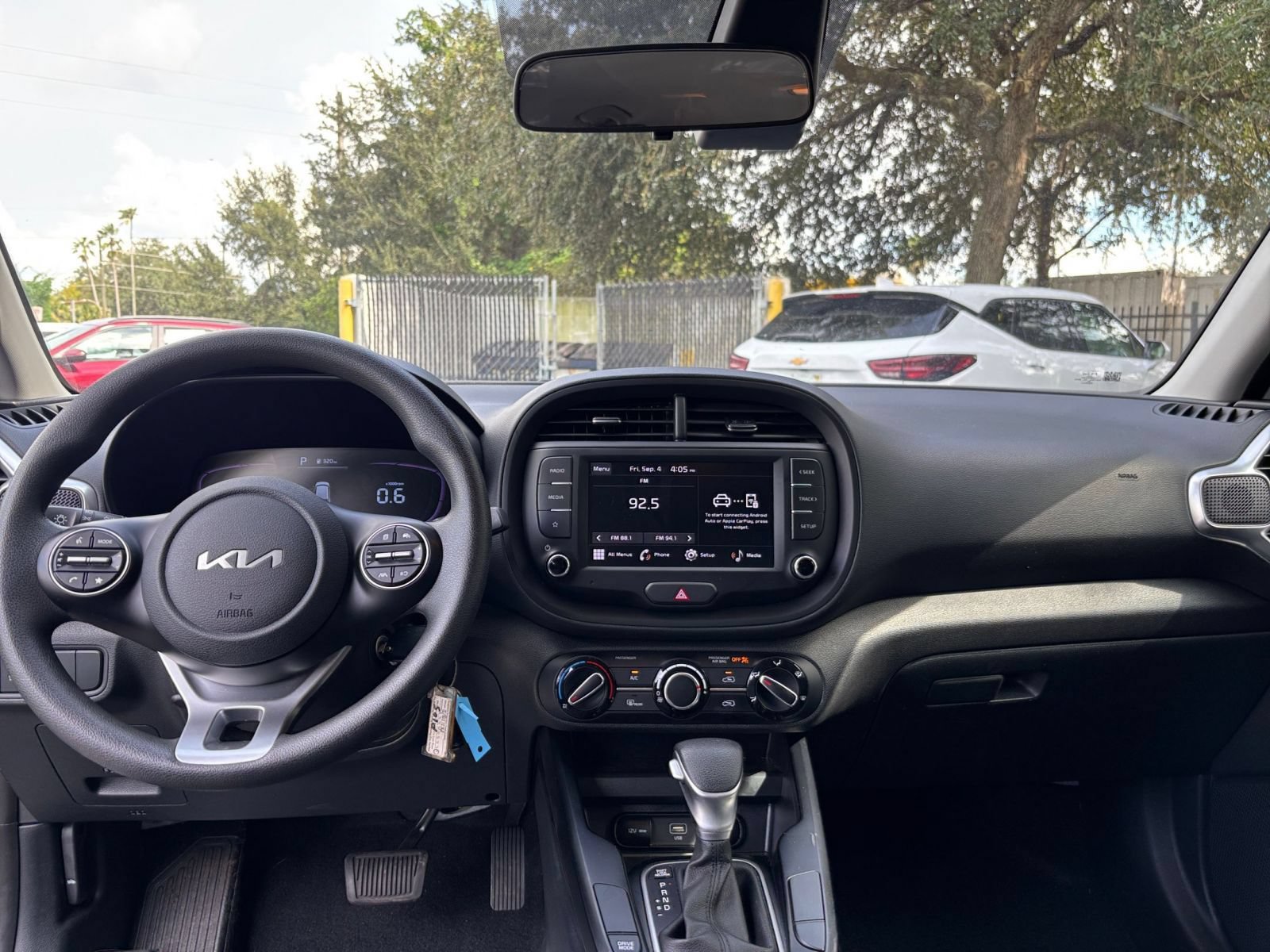 Used 2025 Kia Soul LX w/ LX Technology Package FWD image 30