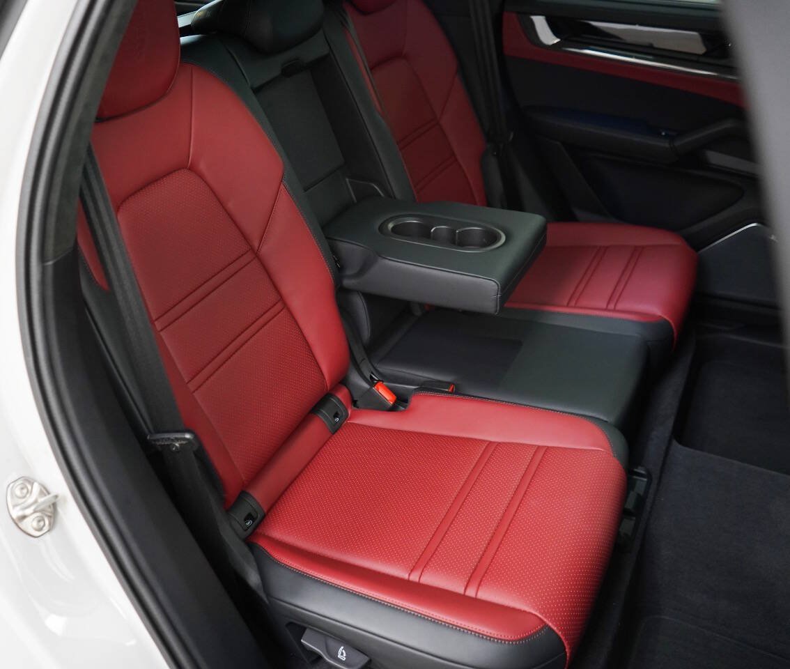Used 2025 Porsche Cayenne GTS AWD/4WD image 78