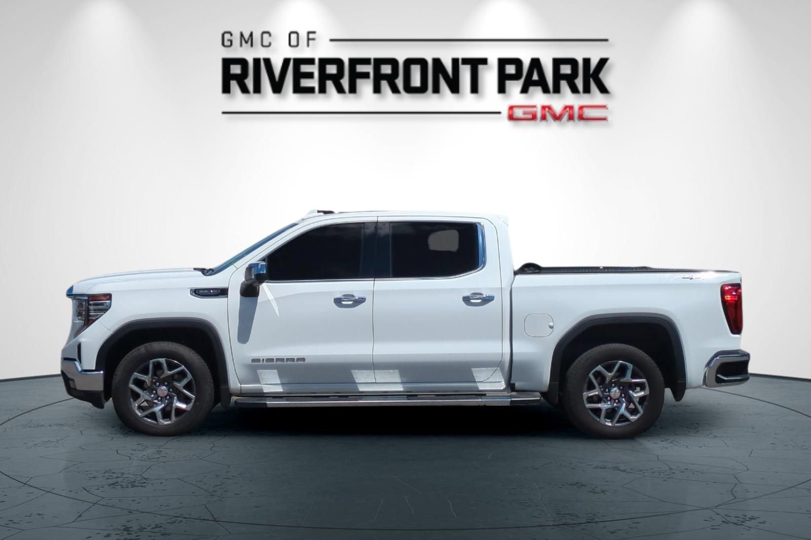 Used 2024 GMC Sierra 1500 SLT w/ SLT Premium Plus Package AWD/4WD image 6
