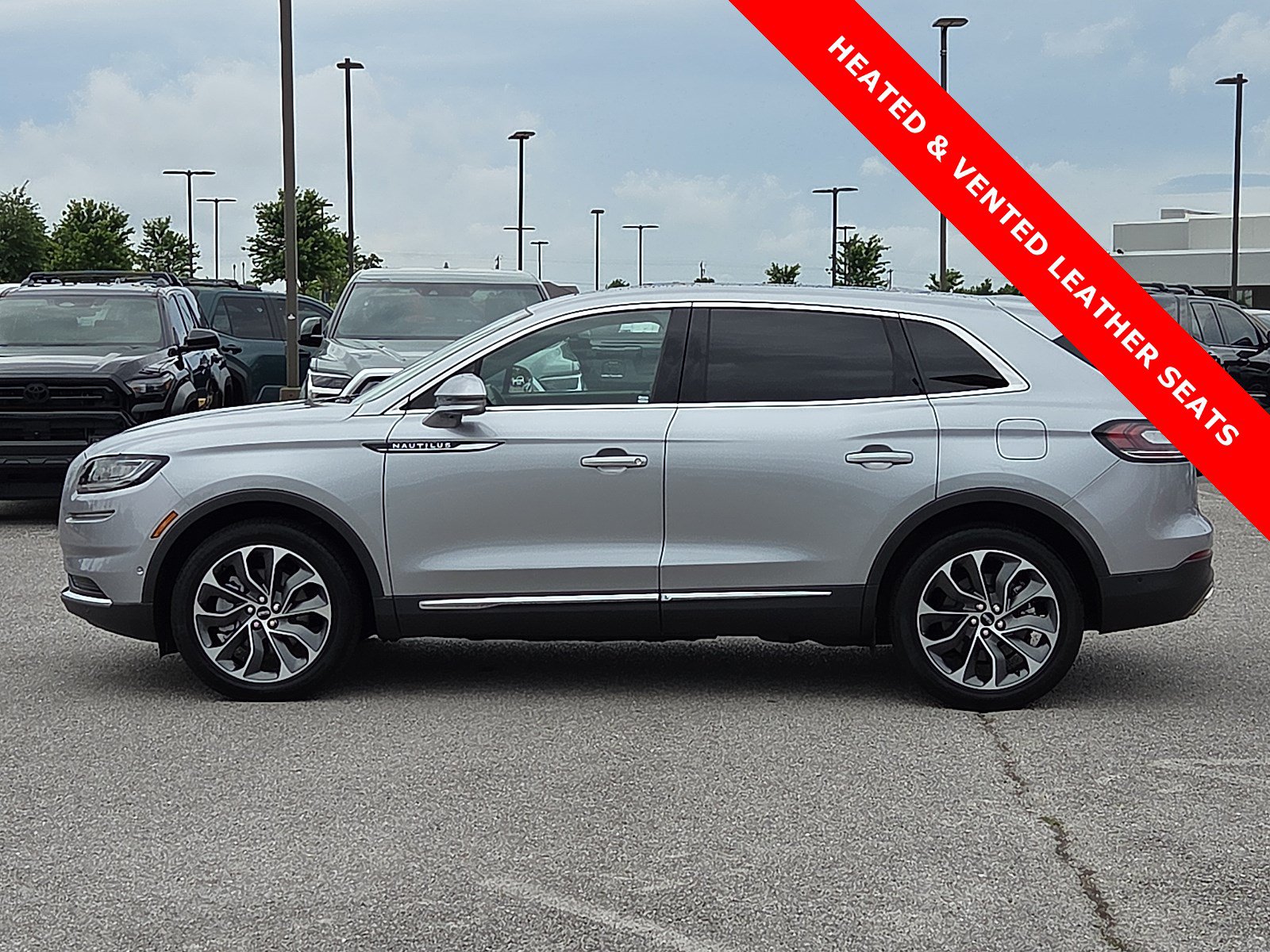 Used 2023 Lincoln Nautilus Reserve w/ Equipment Group 201A AWD/4WD image 3
