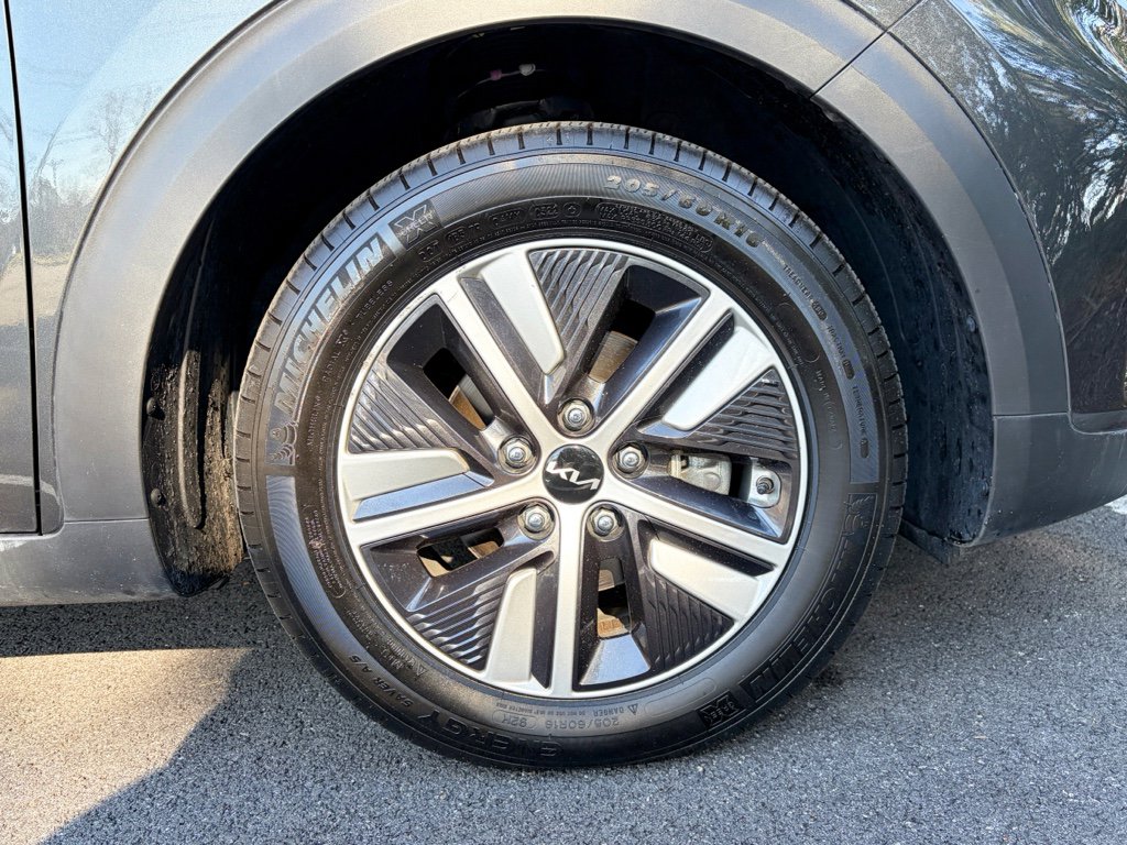Used 2022 Kia Niro EX image 28