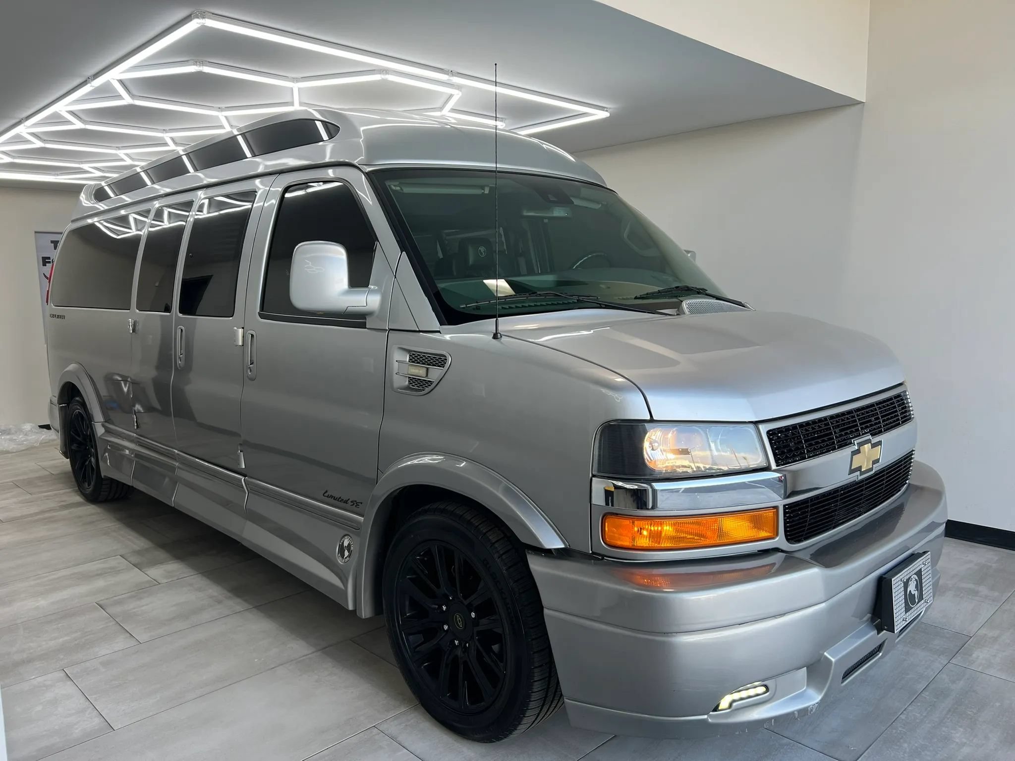 Used 2021 Chevrolet Express 3500 LS w/ Chrome Appearance Package RWD image 6