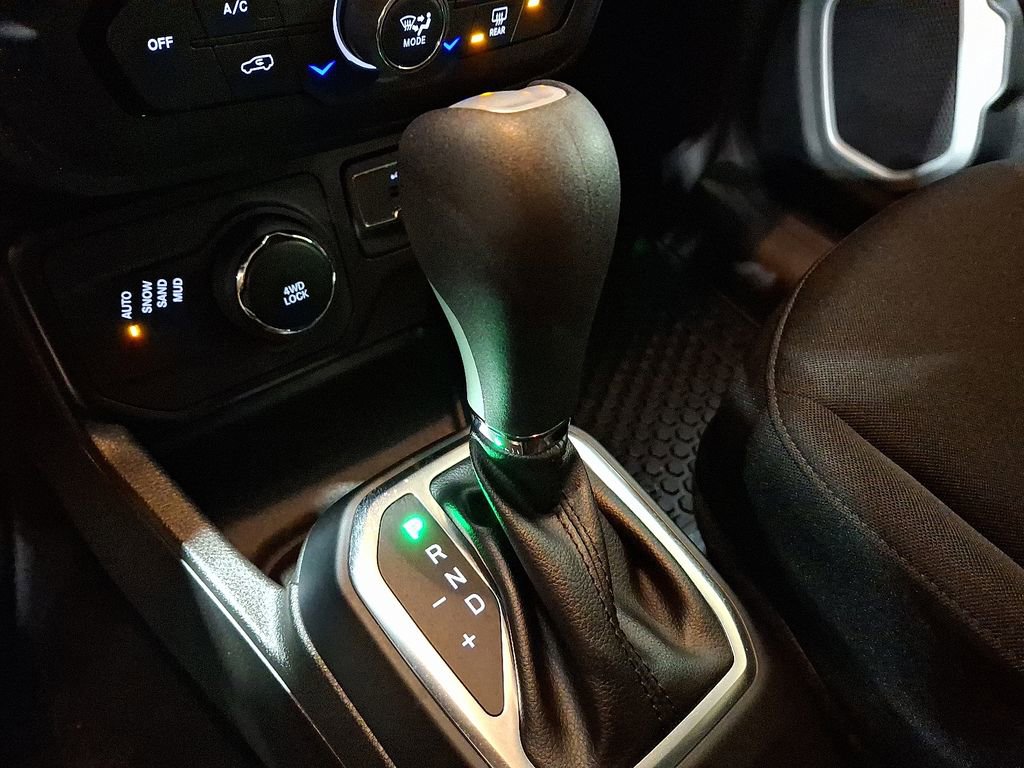 Used 2020 Jeep Renegade Latitude w/ Cold Weather Group image 12