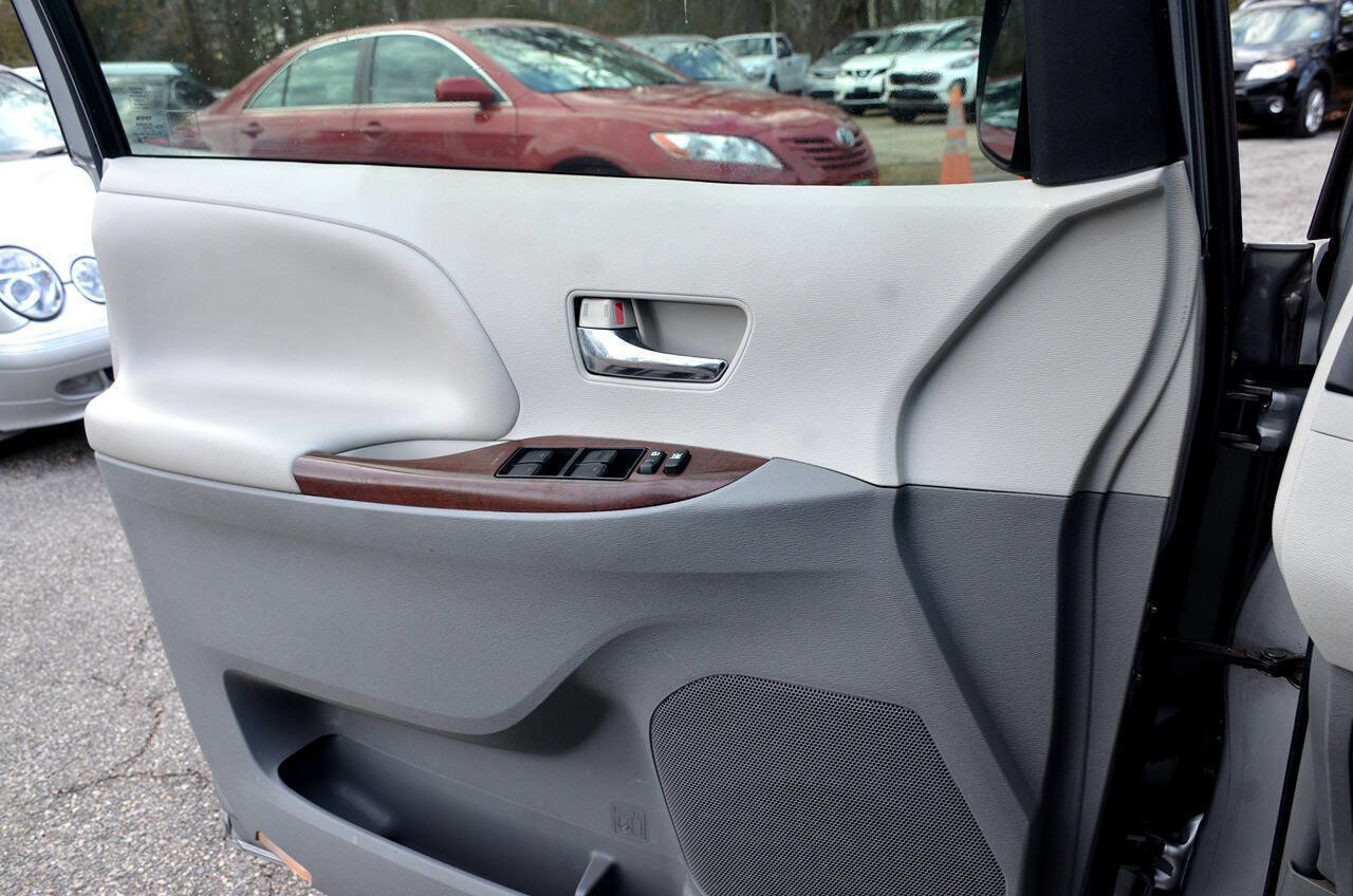 Used 2013 Toyota Sienna XLE image 17