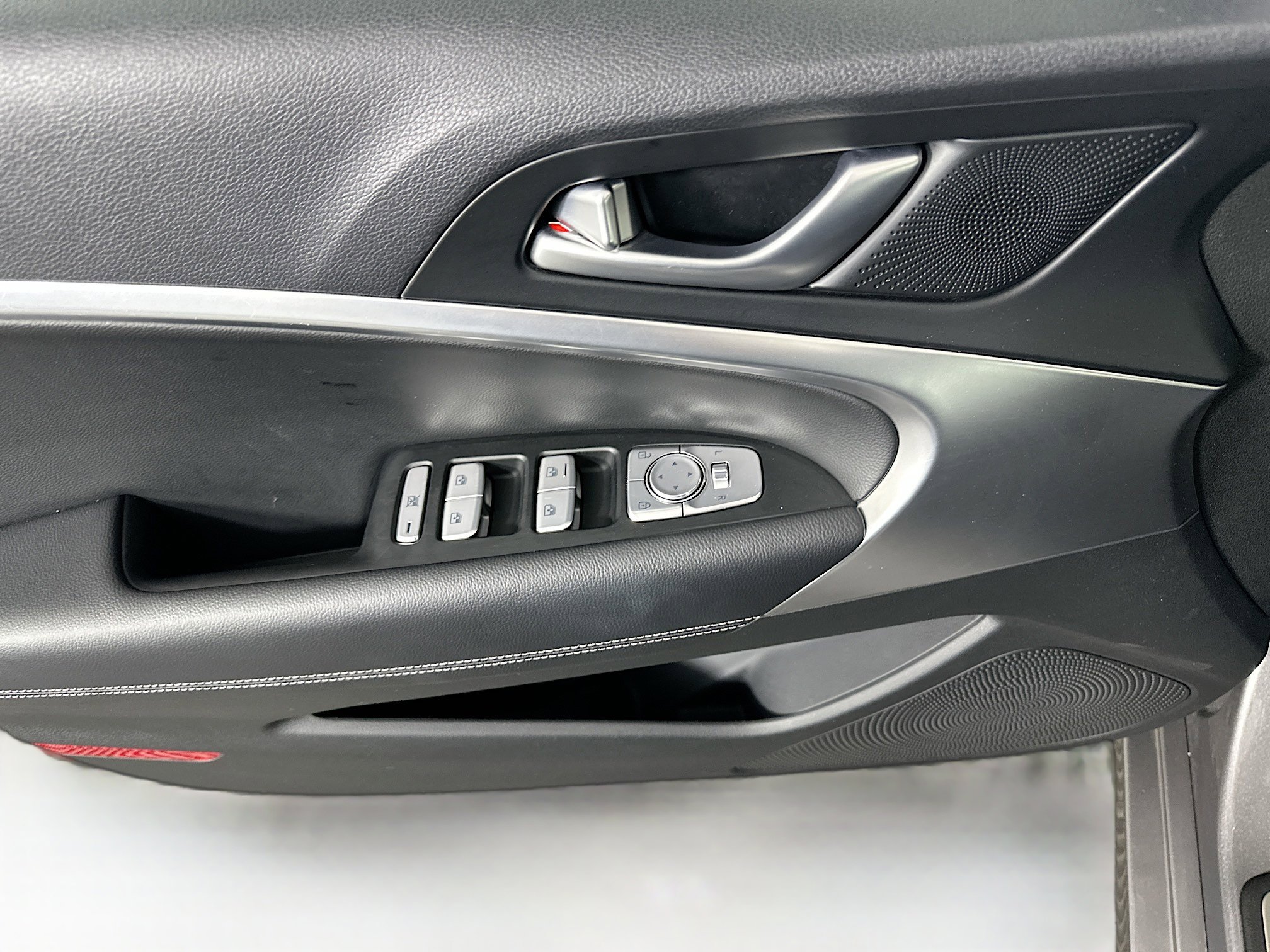 Used 2025 Genesis G70 2.5T image 15