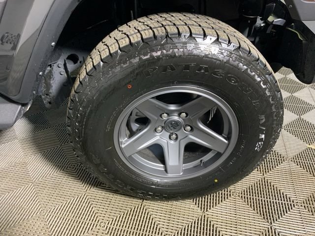 Used 2025 Jeep Wrangler Unlimited Sahara w/ Technology Group AWD/4WD image 12