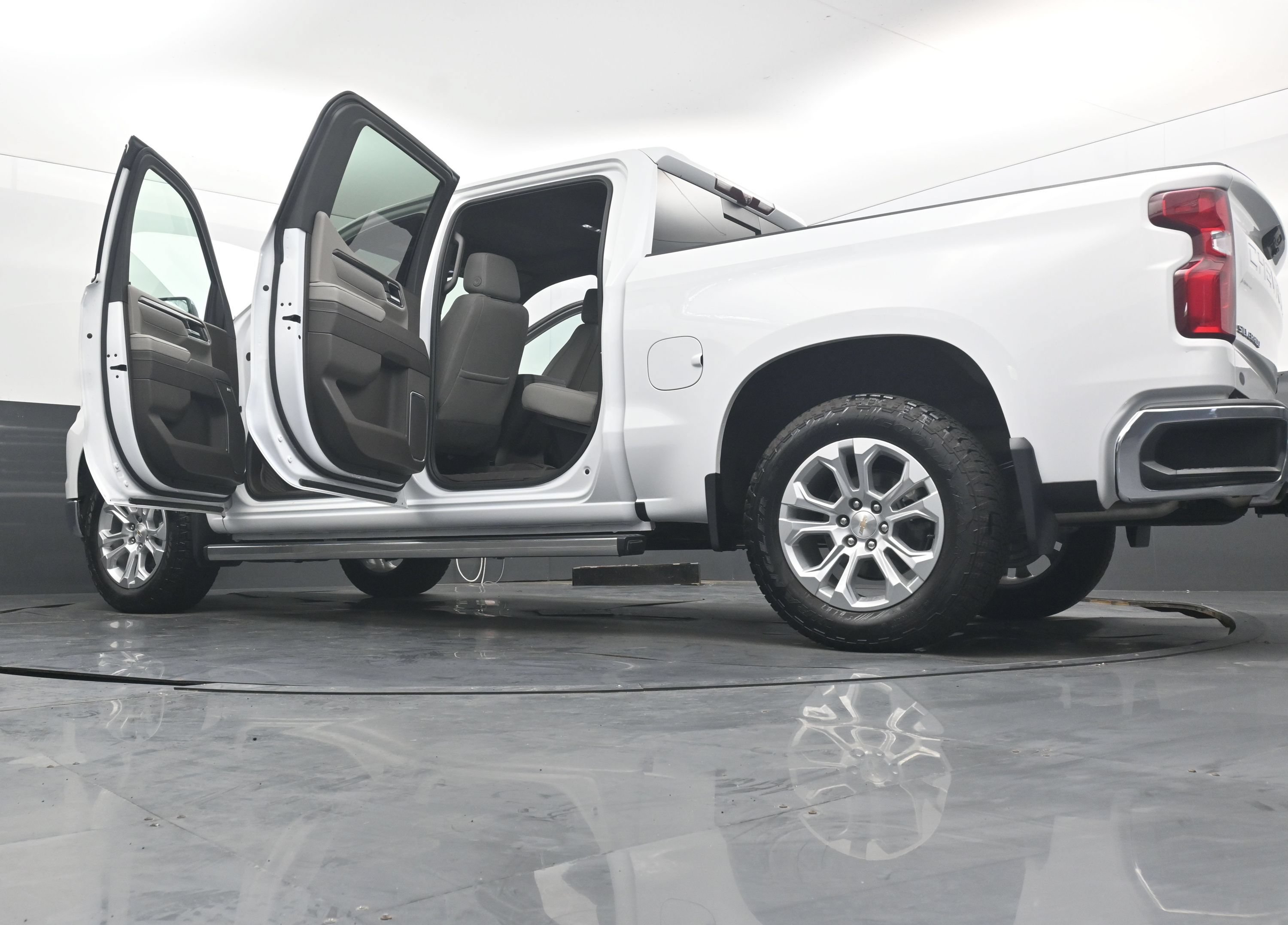 Used 2025 Chevrolet Silverado 1500 LTZ w/ LTZ Premium Package AWD/4WD image 39