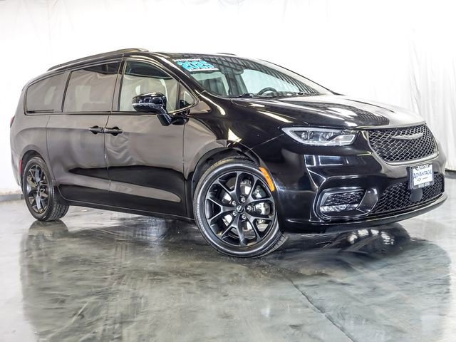 Used 2025 Chrysler Pacifica Limited FWD image 2