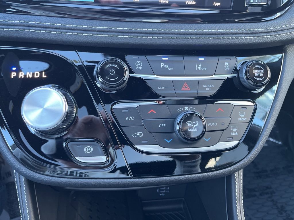 New 2026 Chrysler Pacifica Limited image 17