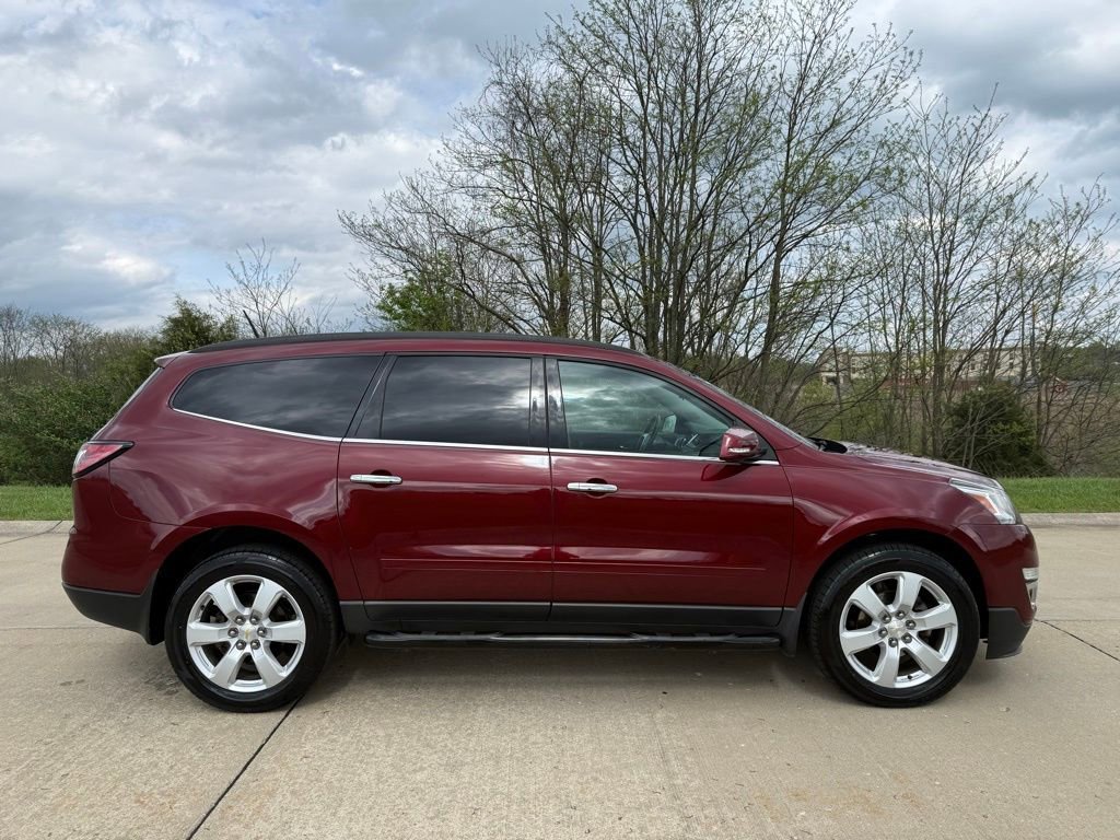 Used 2017 Chevrolet Traverse LT w/ Style and Technology Package image 2