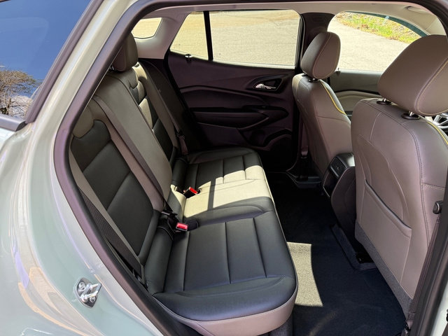 Used 2025 Chevrolet Trax ACTIV image 17