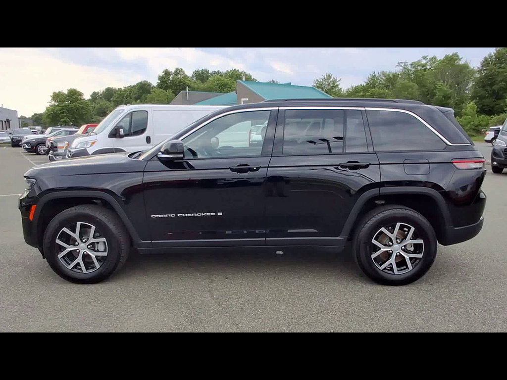 Used 2024 Jeep Grand Cherokee Limited AWD/4WD image 5
