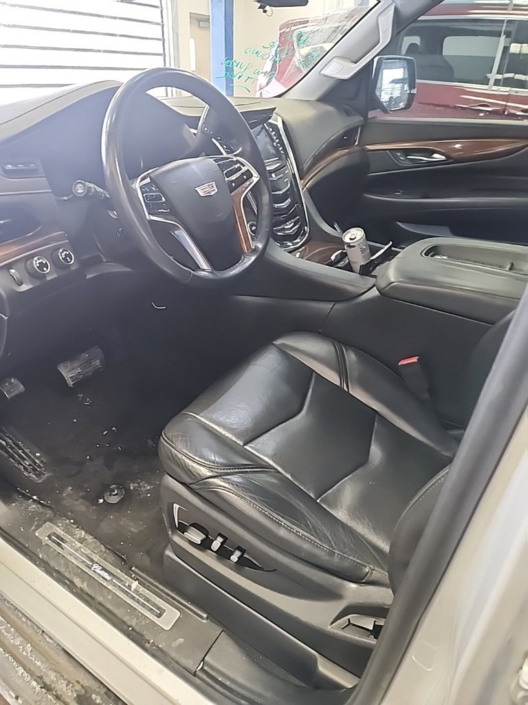 Used 2017 Cadillac Escalade ESV Luxury image 1