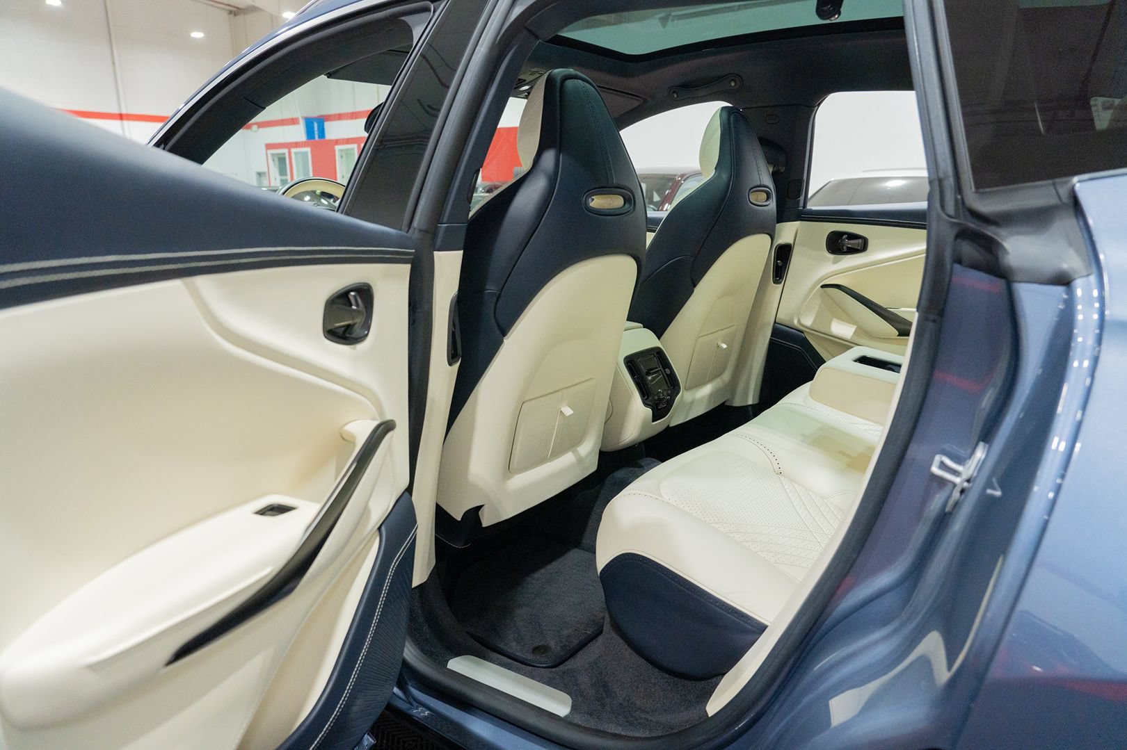 Used 2021 Aston Martin DBX AWD/4WD image 27