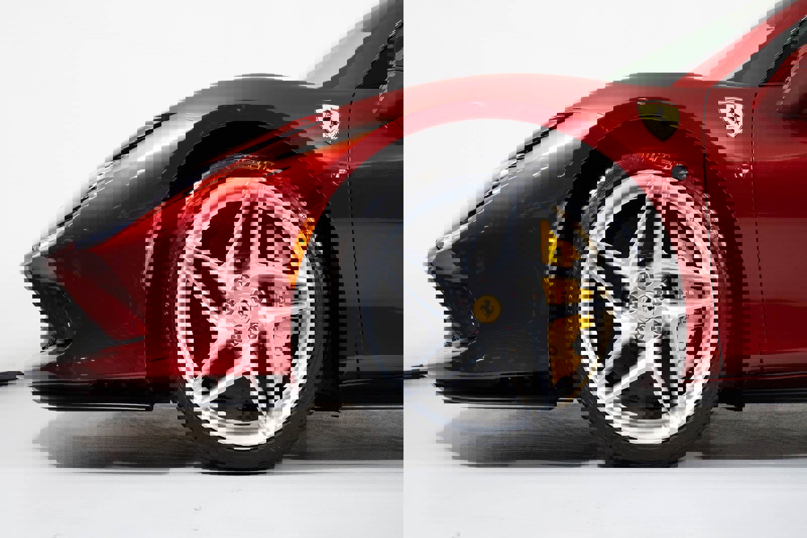 Used 2023 Ferrari F8 Spider image 13