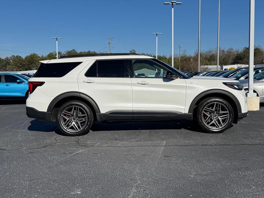 Used 2025 Ford Explorer ST-Line w/ ST-Line Street Pack image 2