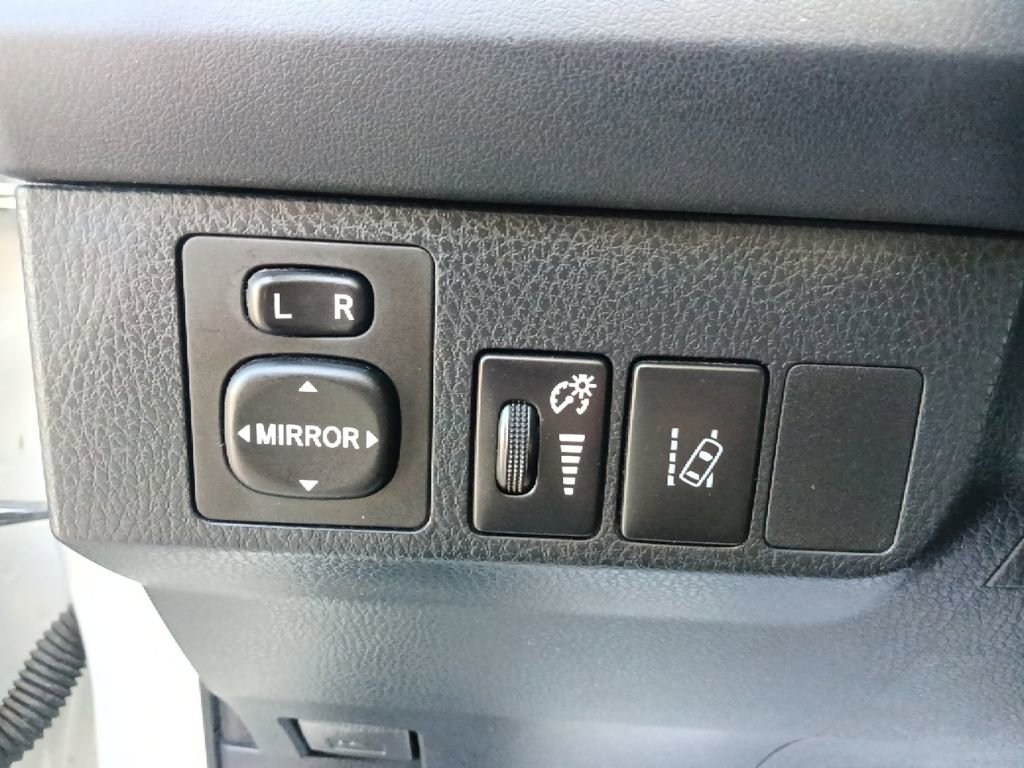 Used 2018 Toyota RAV4 LE FWD image 17