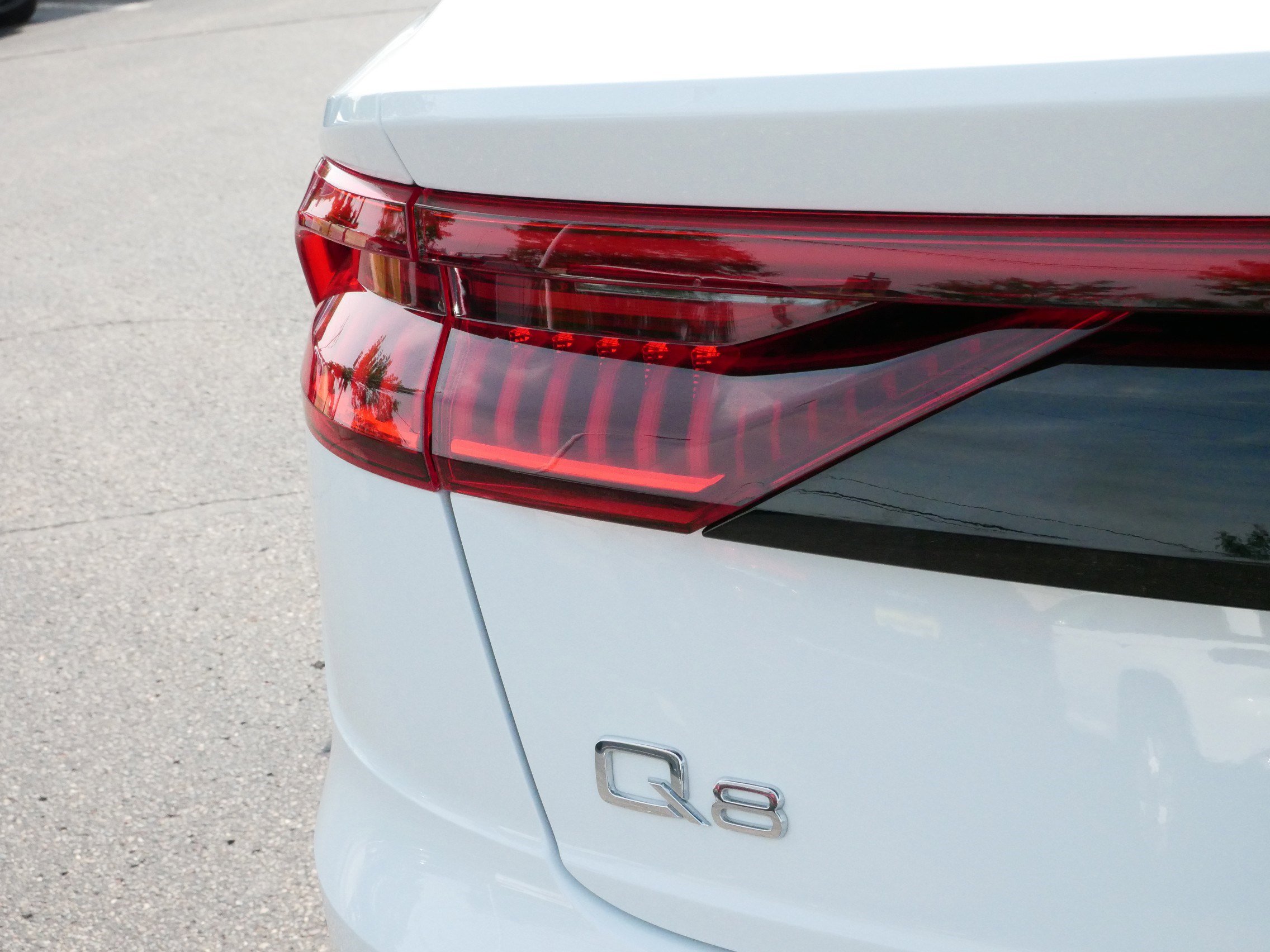 Used 2023 Audi Q8 Premium image 17