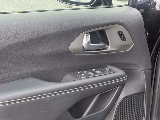 Used 2025 Chrysler Pacifica Select FWD image 16