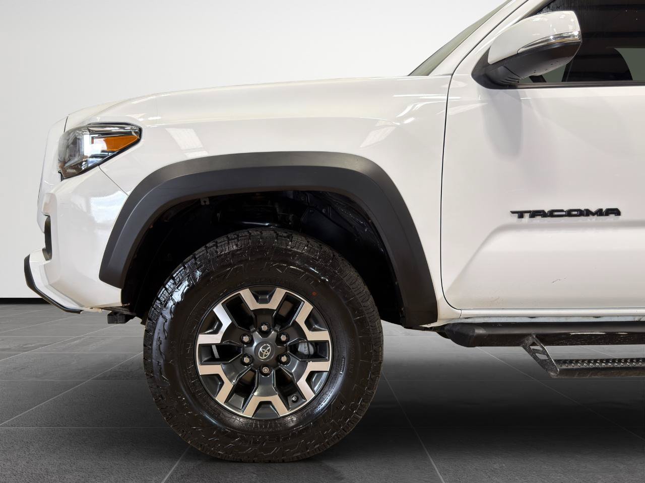 Used 2021 Toyota Tacoma TRD Off-Road w/ Technology Package AWD/4WD image 3