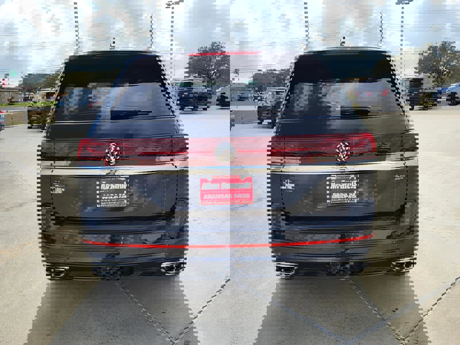 Used 2024 Volkswagen Atlas SEL Premium R-Line image 4