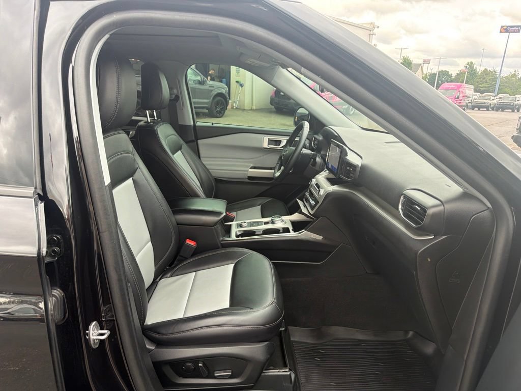 Used 2023 Ford Explorer XLT w/ Equipment Group 202A AWD/4WD image 40