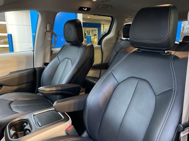Used 2024 Chrysler Pacifica Touring-L image 16