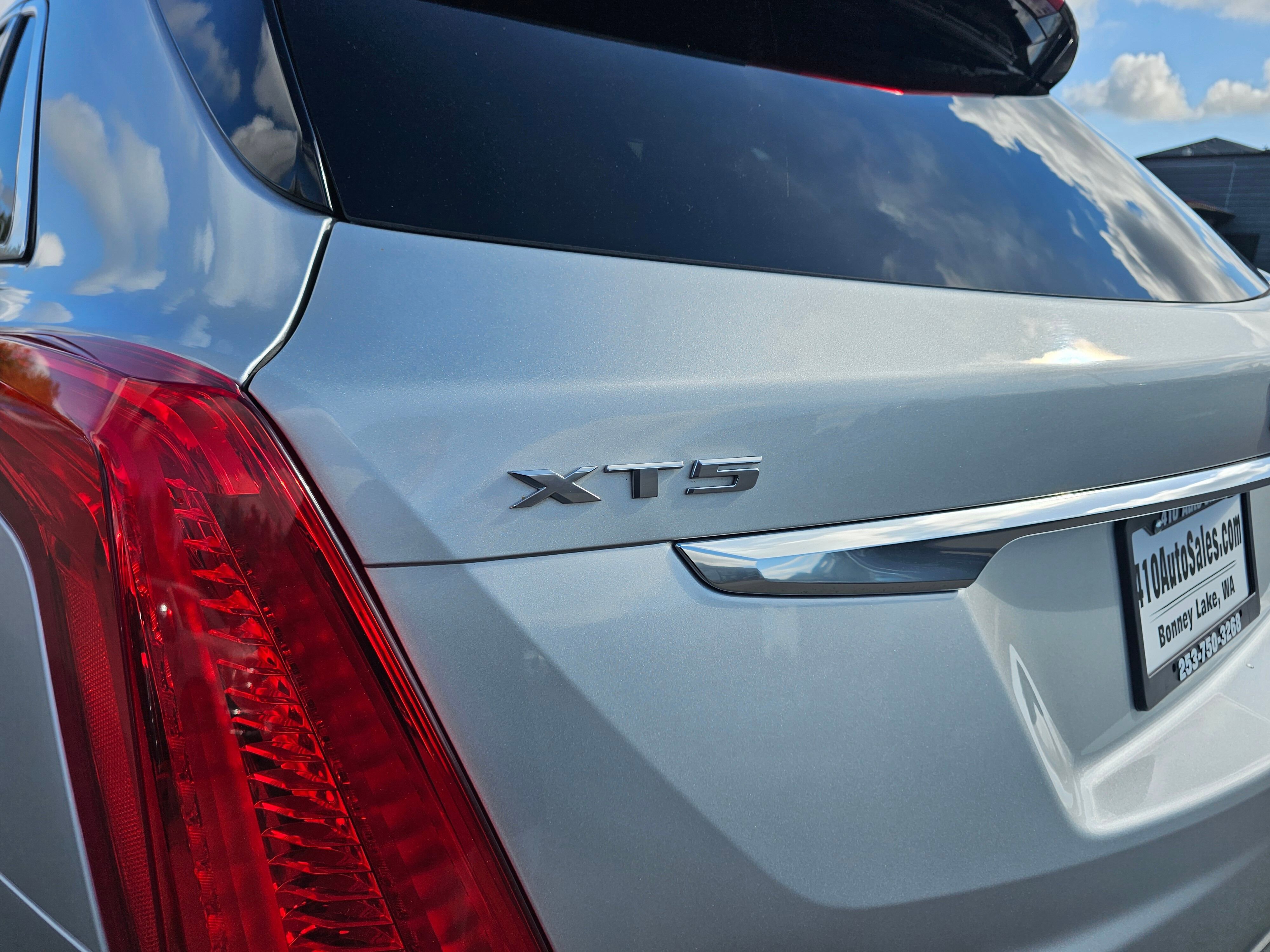 Used 2017 Cadillac XT5 Platinum w/ Driver Assist Package image 11