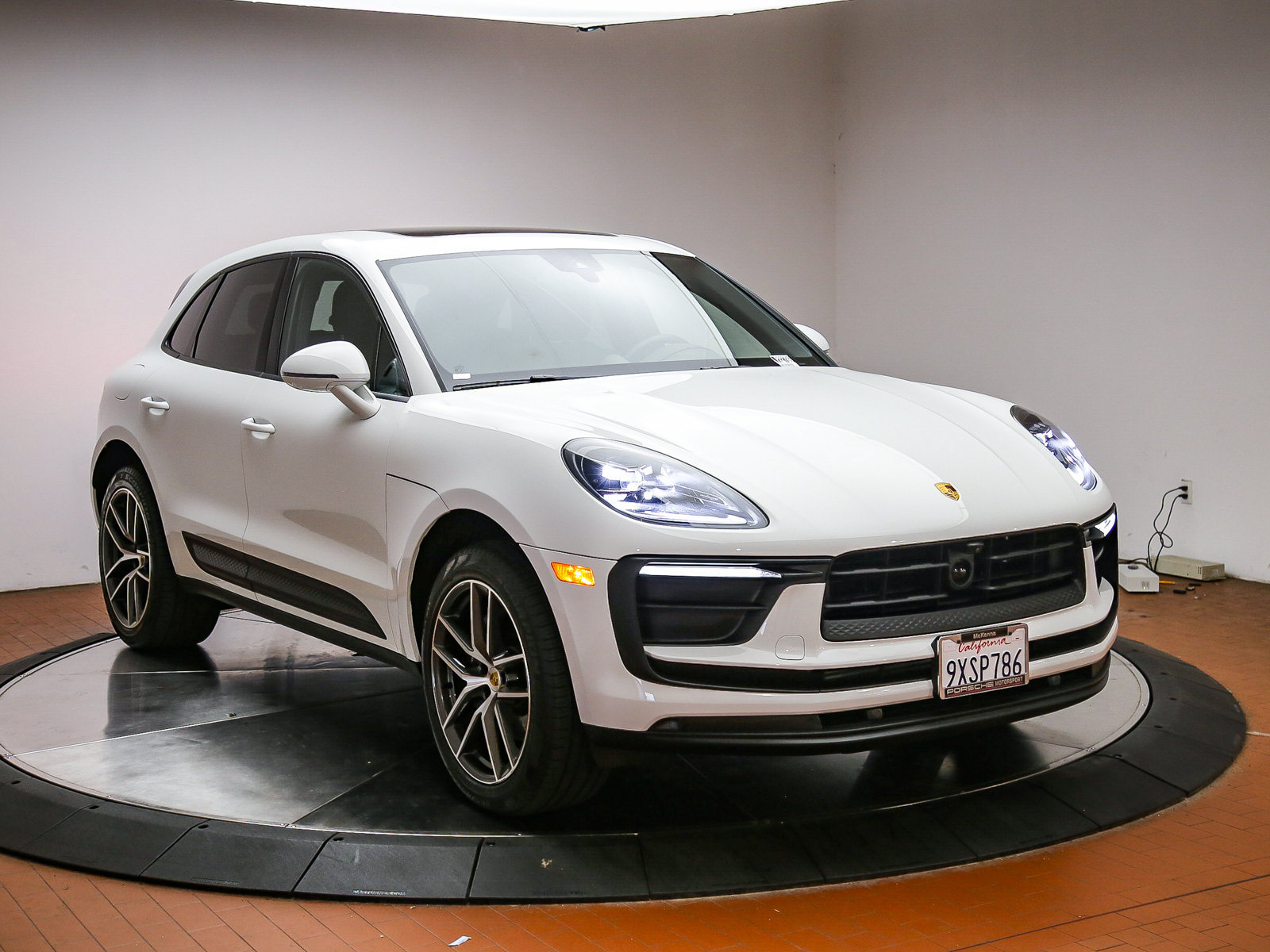 Certified 2026 Porsche Macan AWD/4WD image 4