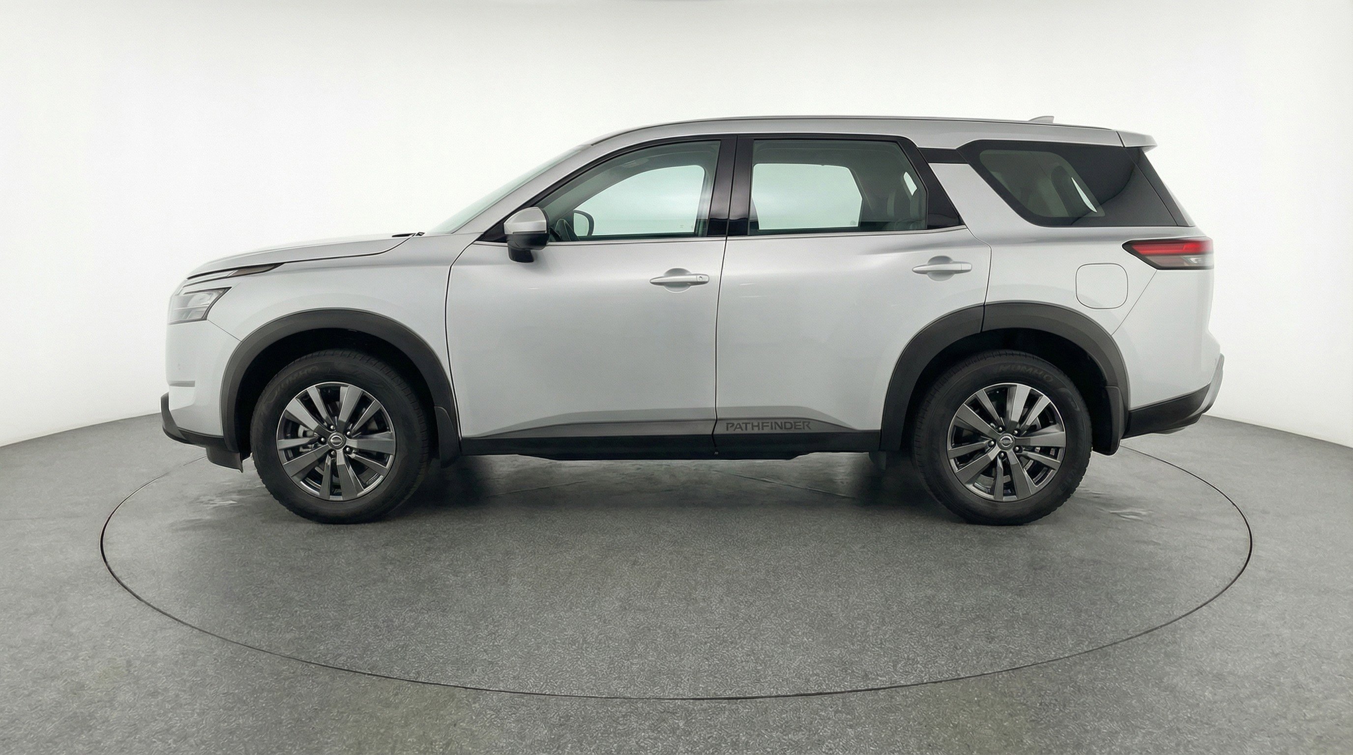 Used 2025 Nissan Pathfinder SV image 5