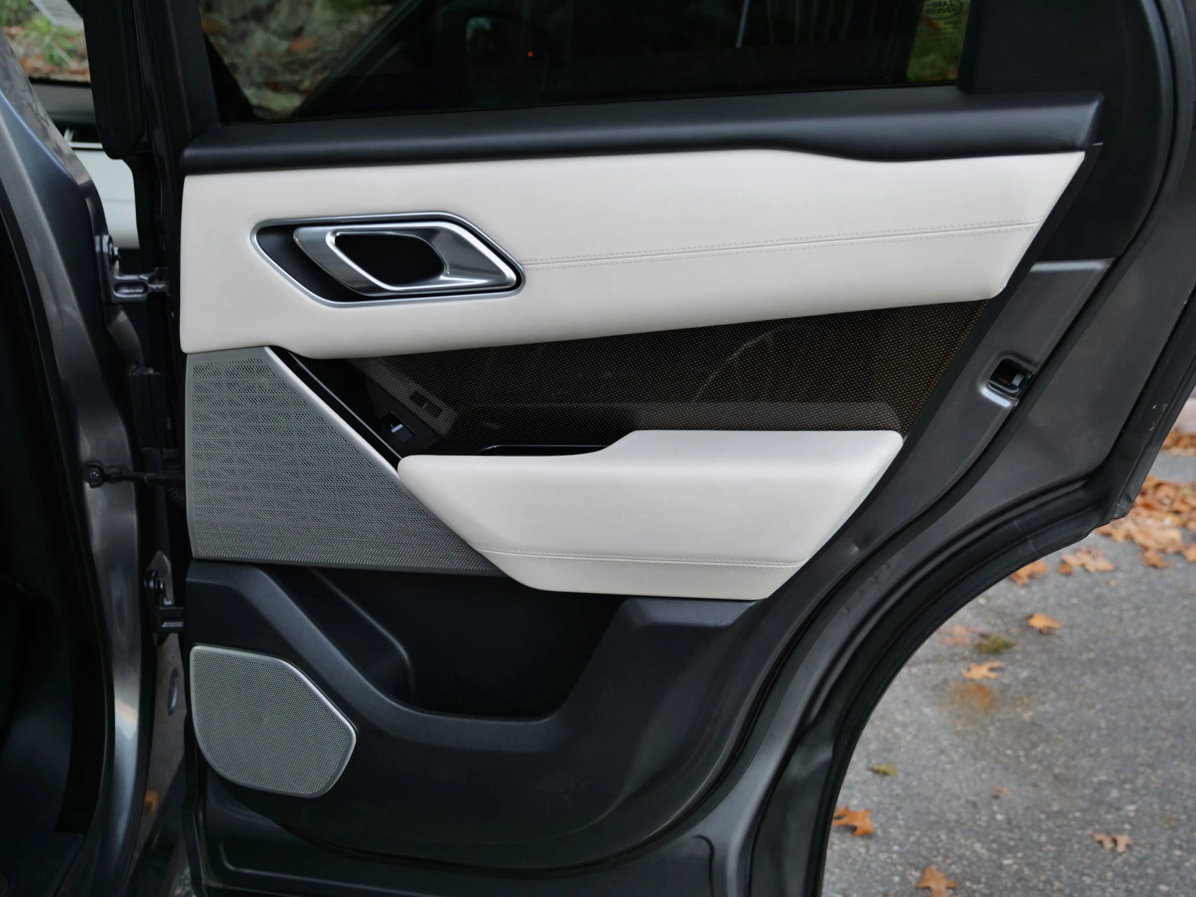 Used 2018 Land Rover Range Rover Velar R-Dynamic HSE image 18