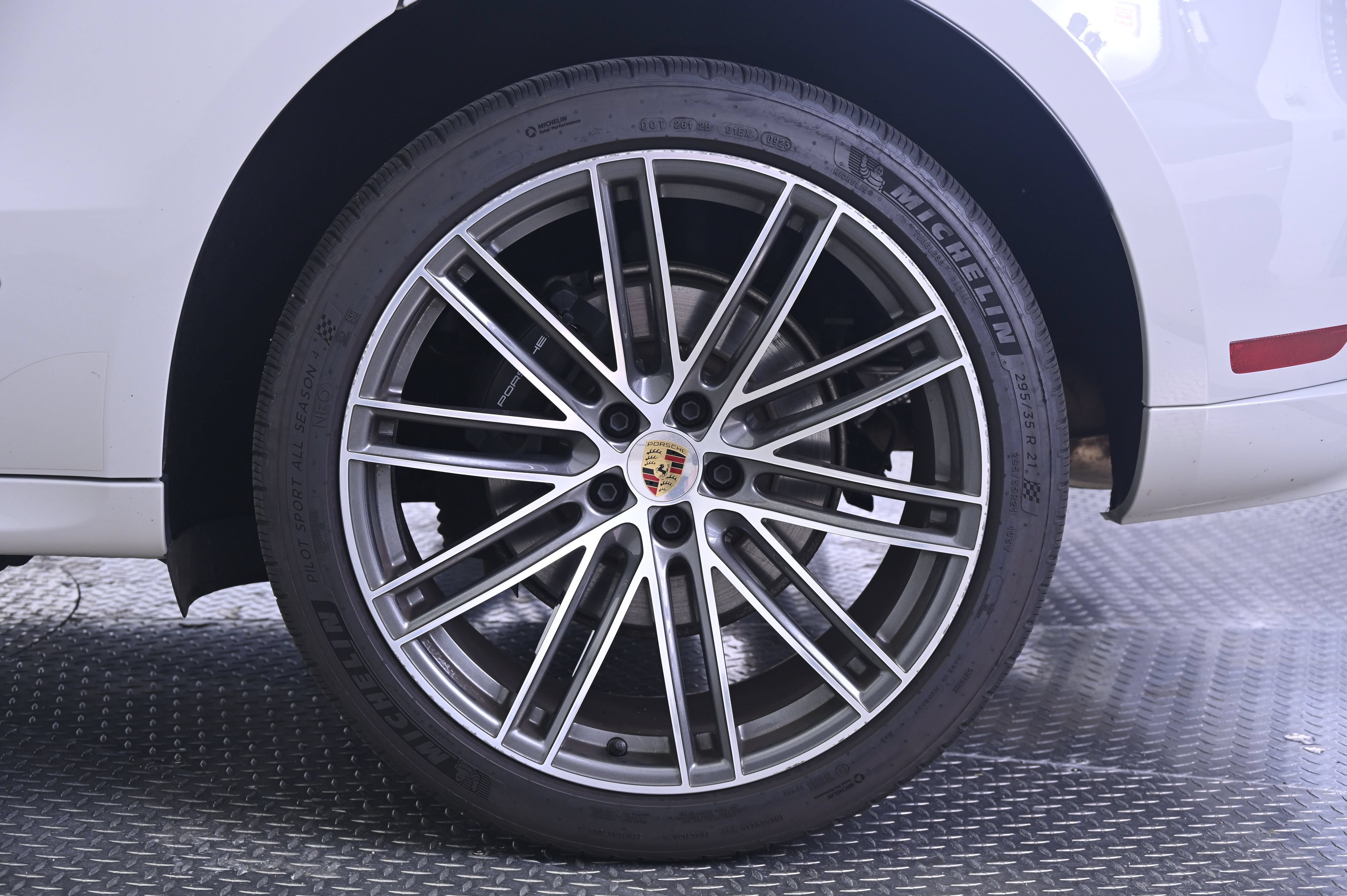 Certified 2023 Porsche Macan AWD/4WD image 12