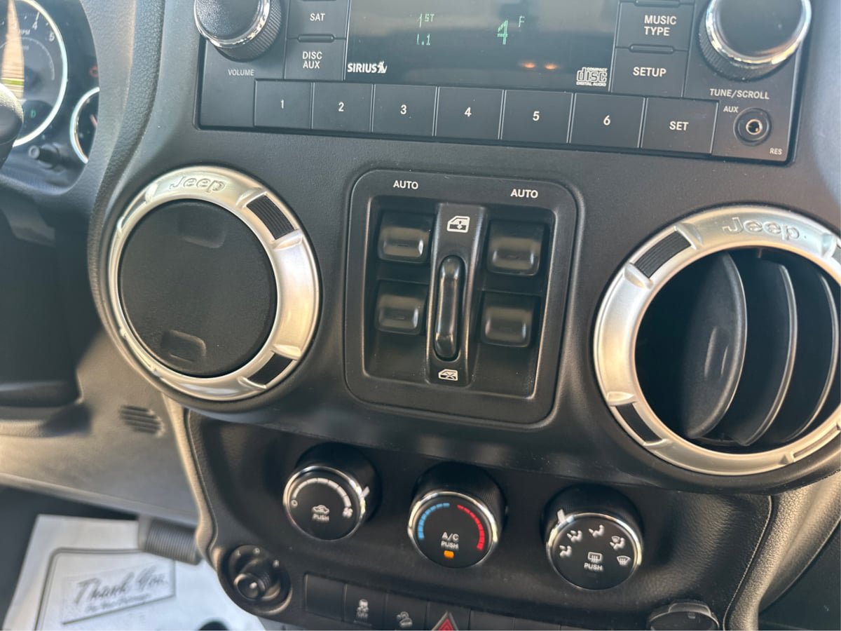 Used 2017 Jeep Wrangler Unlimited Sahara AWD/4WD image 11