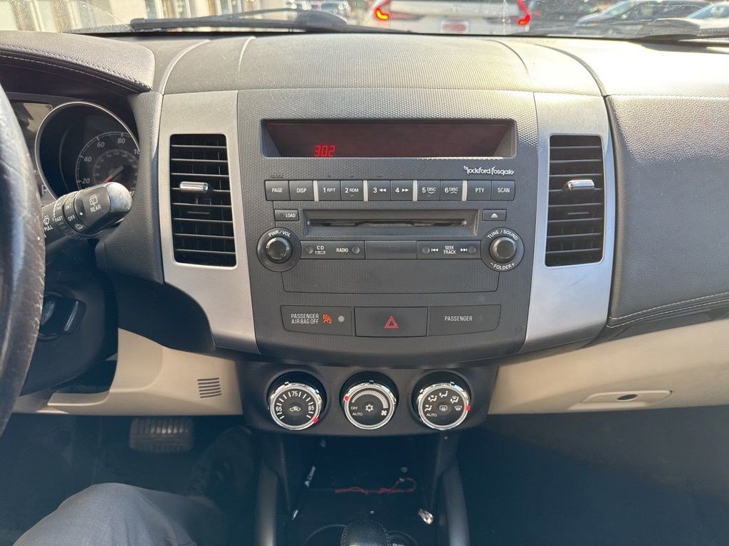 Used 2013 Mitsubishi Outlander SE image 14