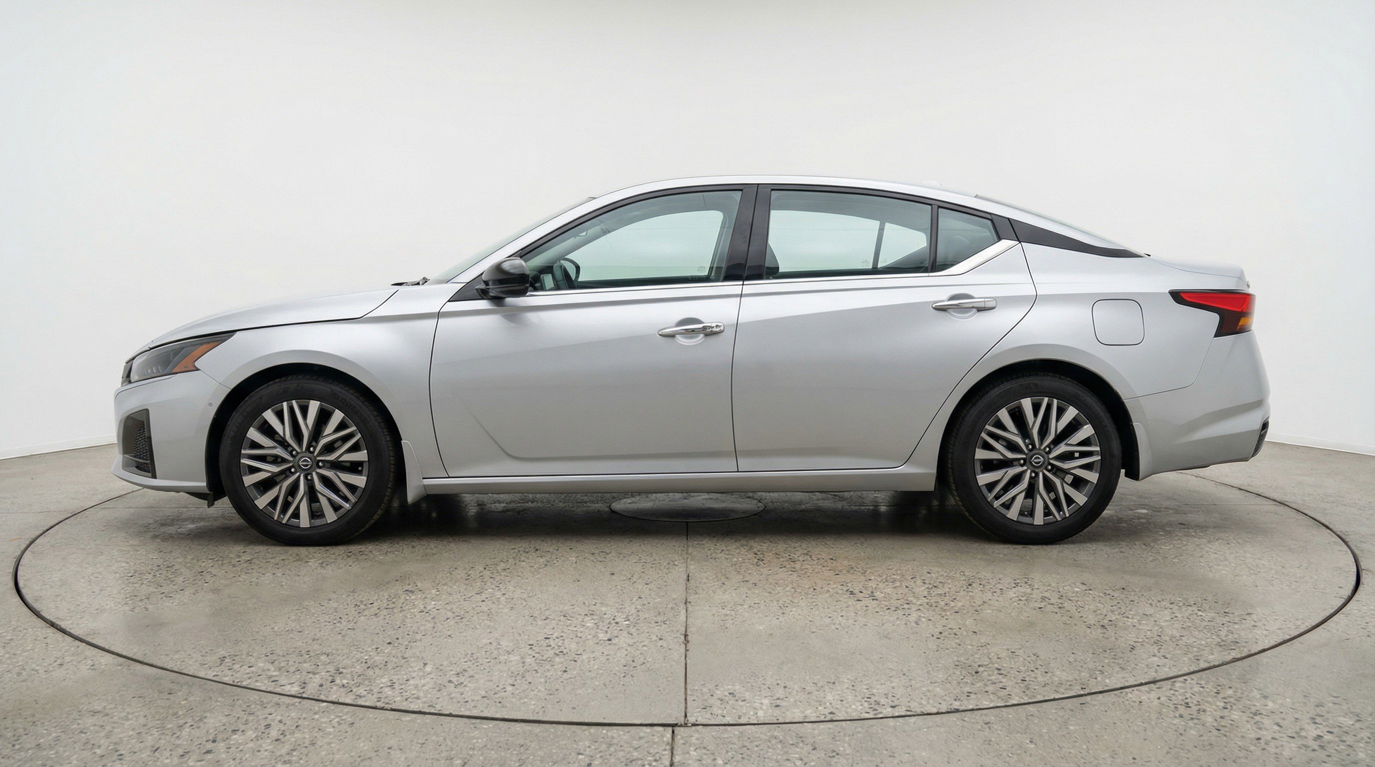 Used 2025 Nissan Altima 2.5 SV FWD image 5