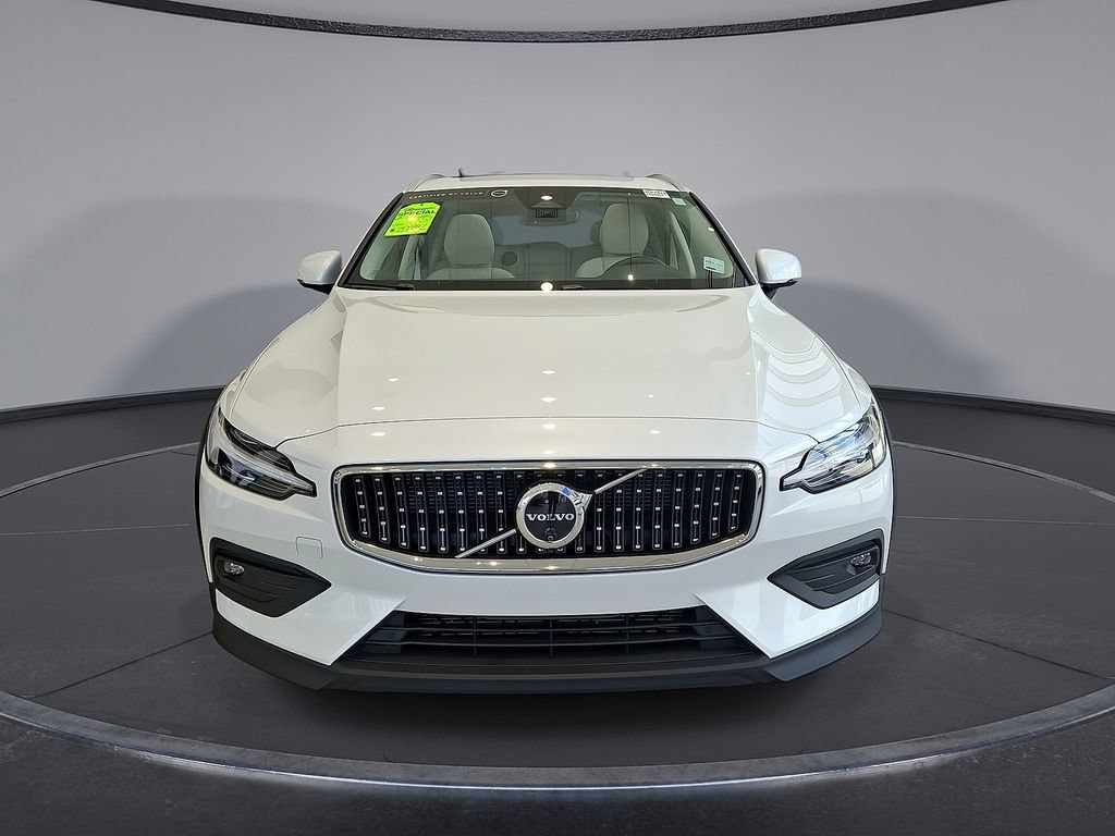 Certified 2025 Volvo V60 B5 Cross Country Plus AWD/4WD image 35