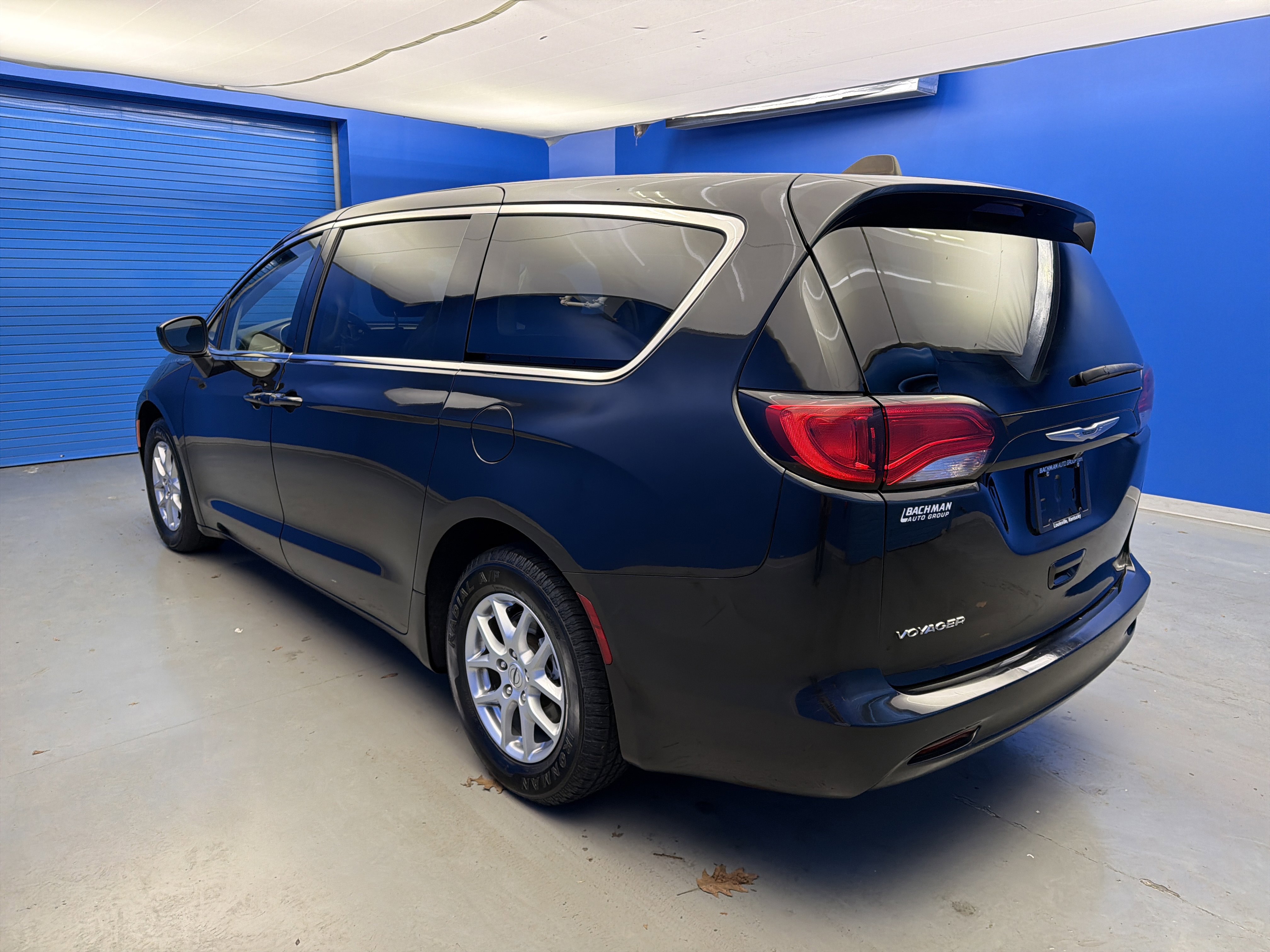 Used 2023 Chrysler Voyager LX image 5