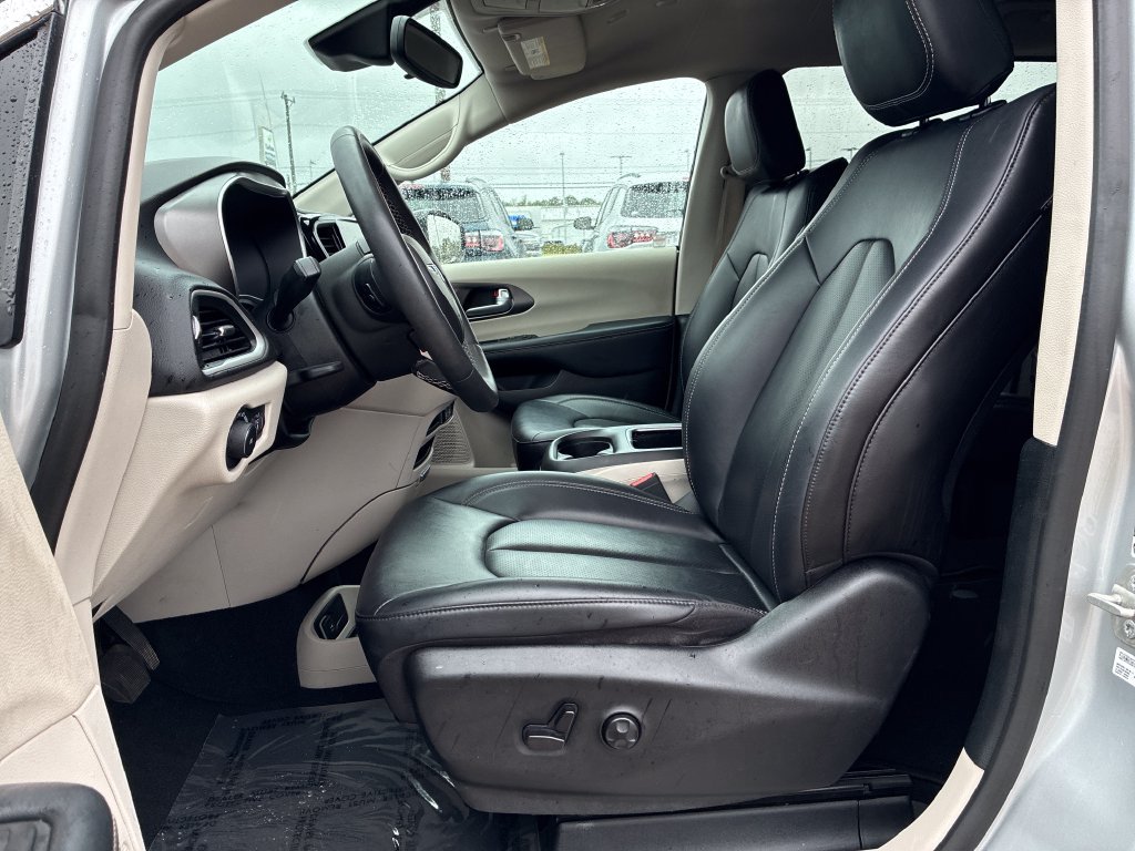 Used 2024 Chrysler Pacifica Touring-L FWD image 17