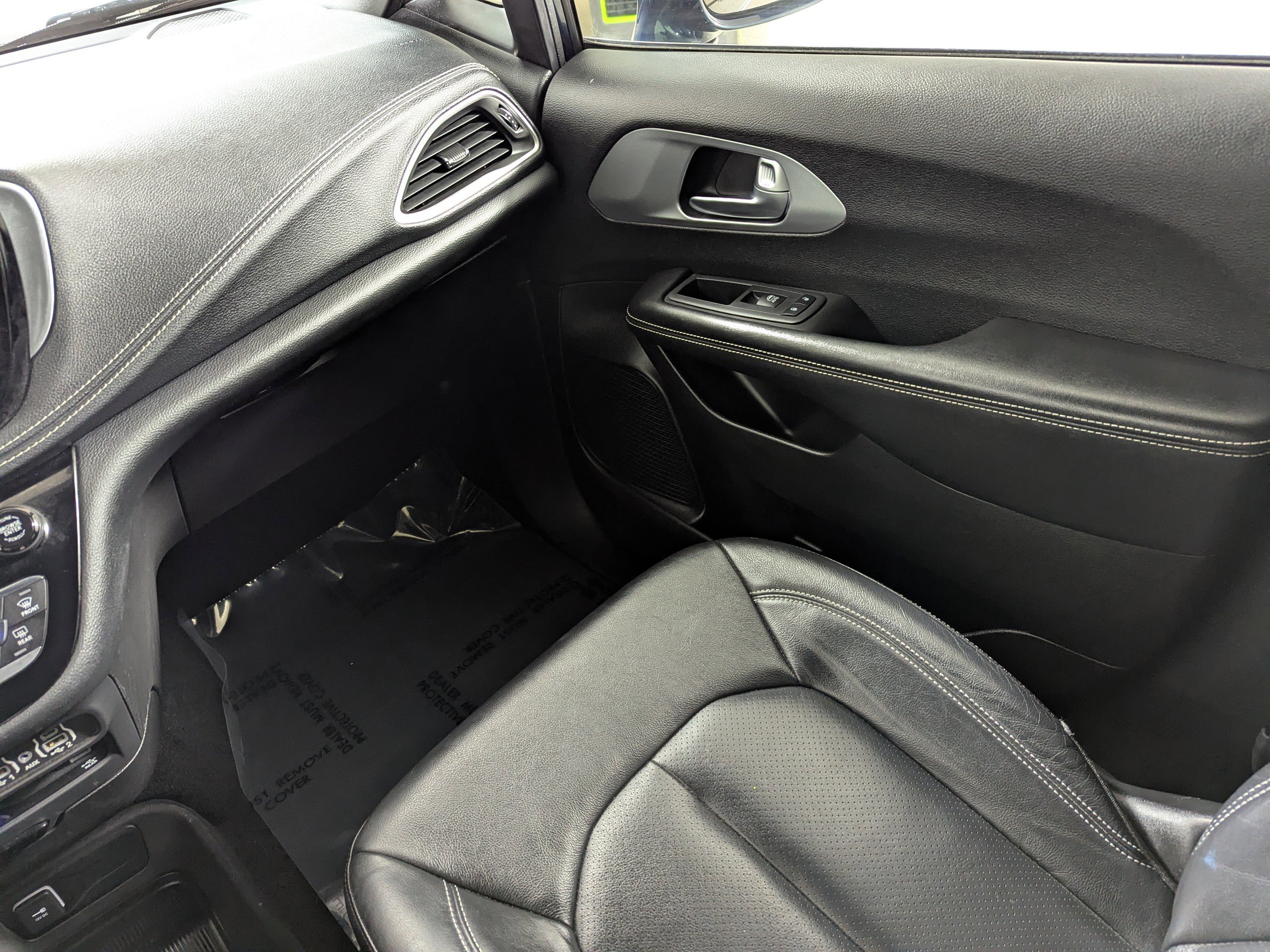 Used 2022 Chrysler Pacifica Touring-L w/ Uconnect Theater Family Group image 11