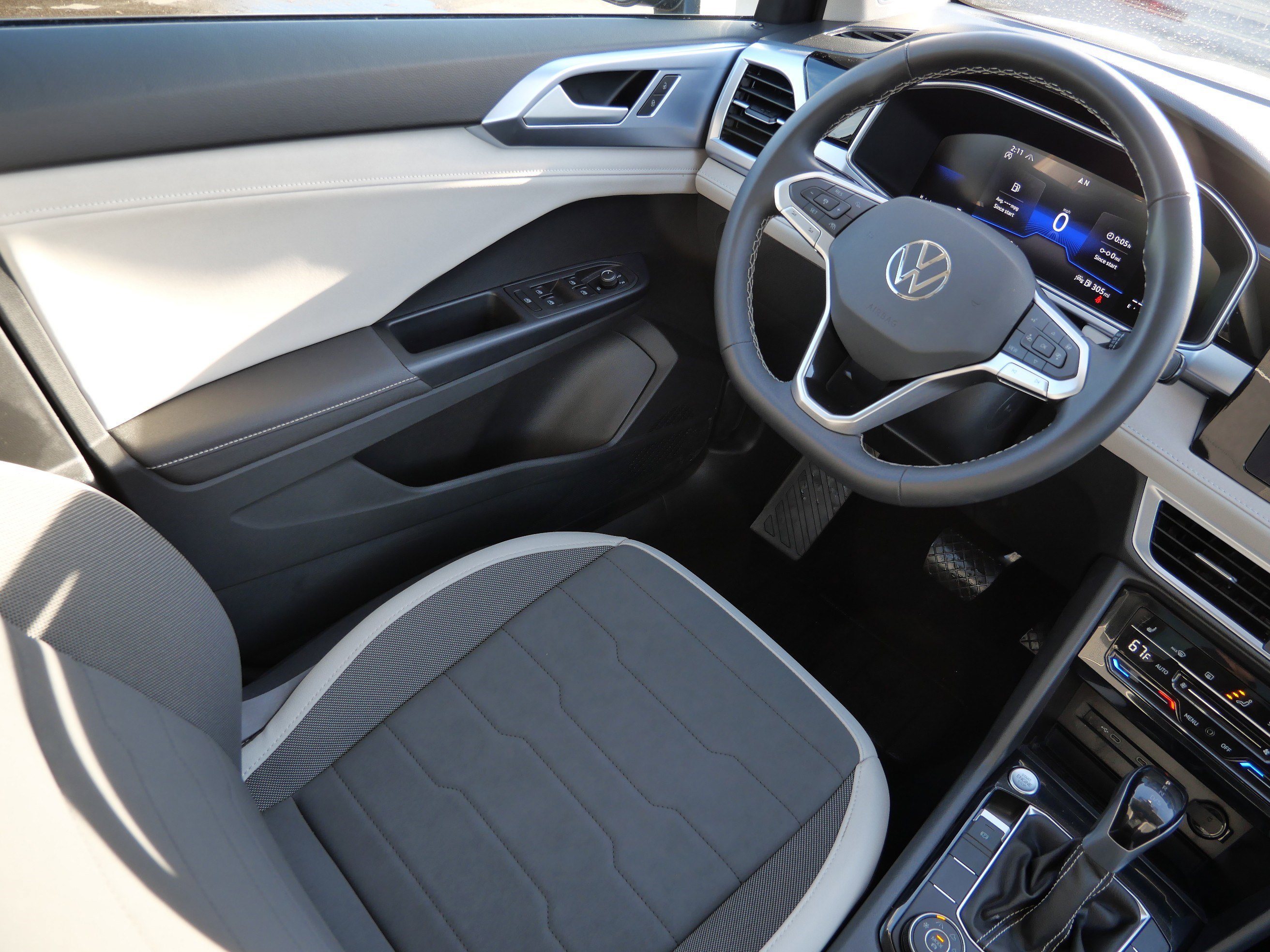 Certified 2025 Volkswagen Taos SE image 9