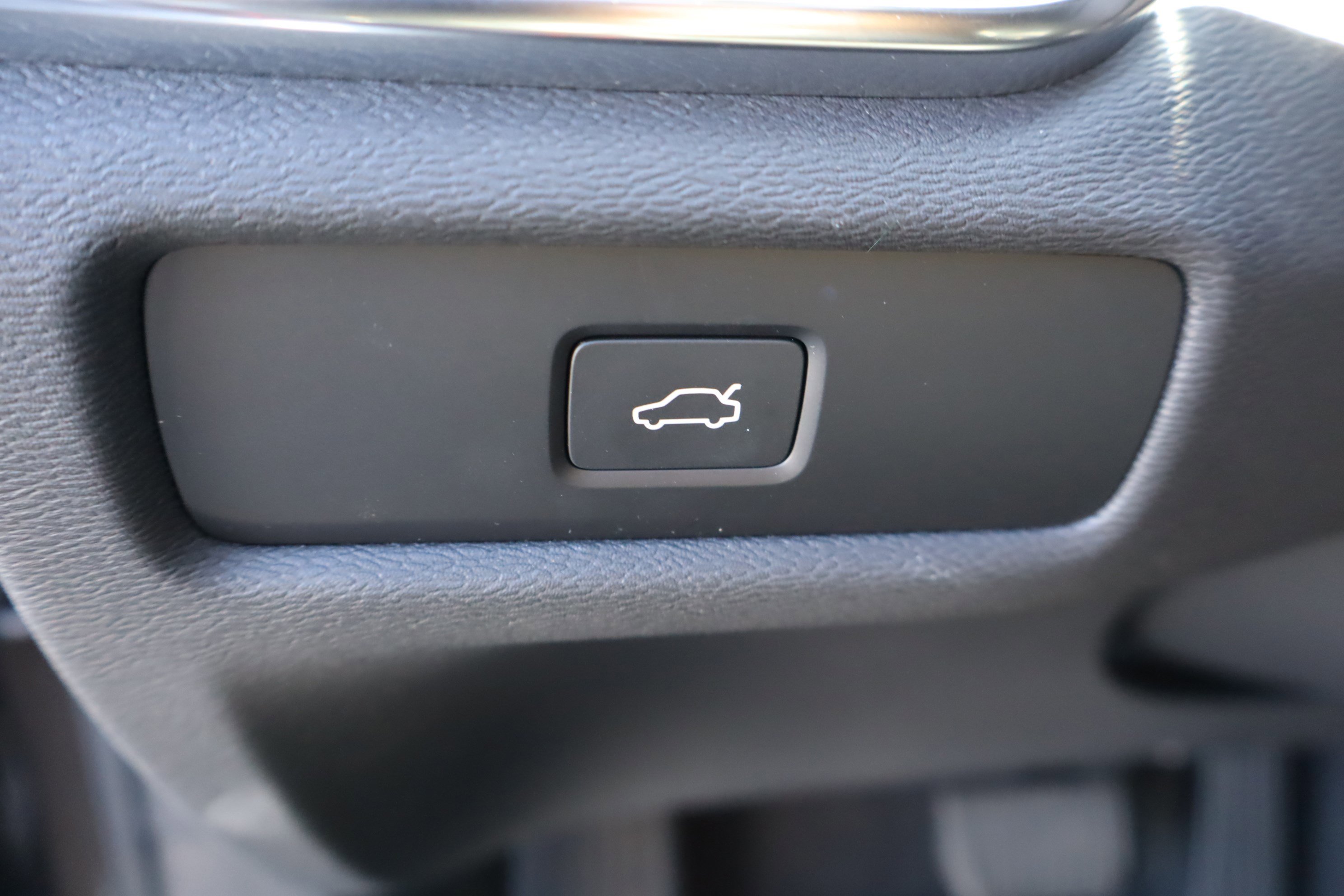 Used 2025 Volvo V60 B5 Cross Country Plus image 19