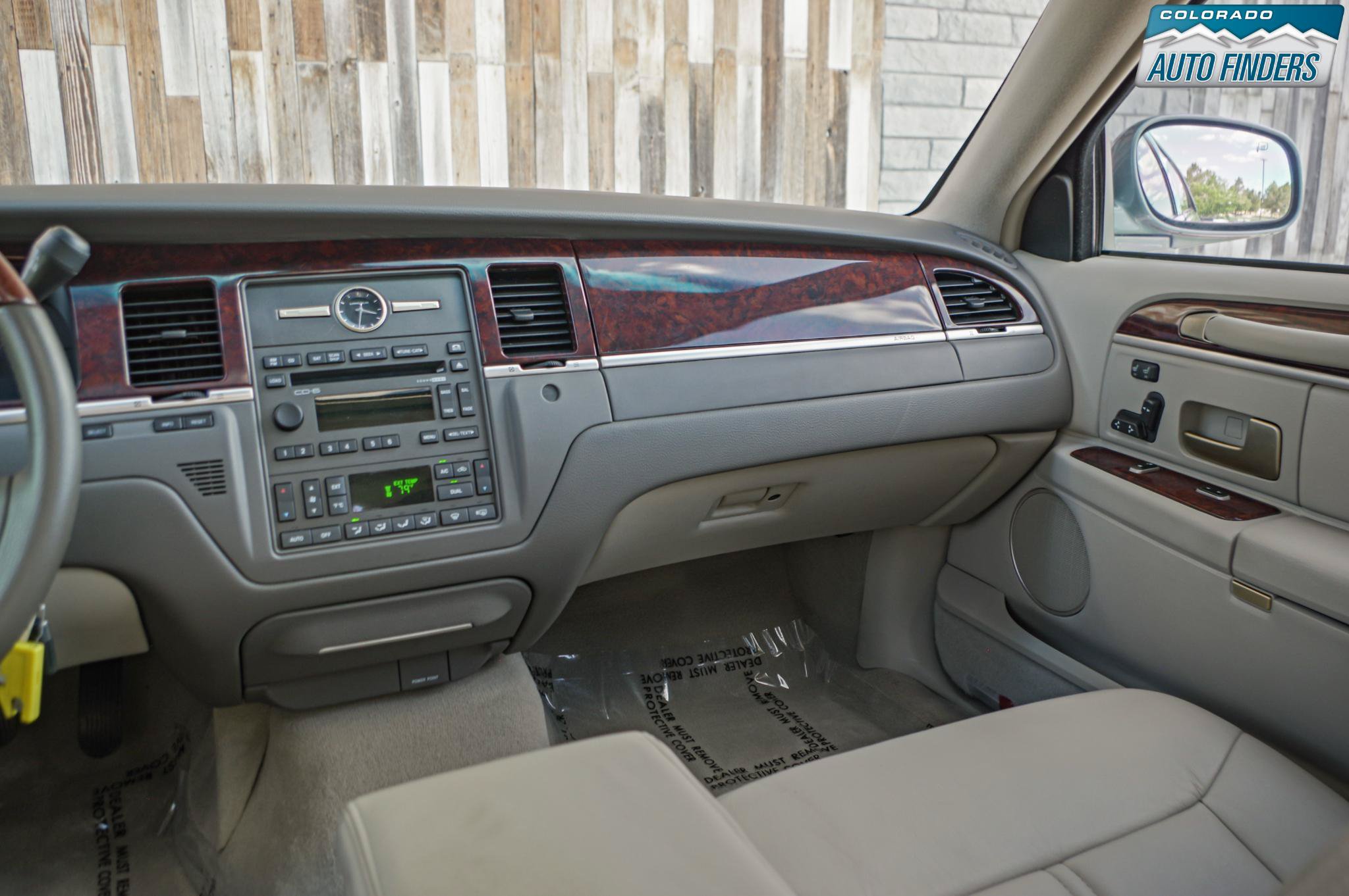 Used 2006 Lincoln Town Car Signature Limited RWD image 17