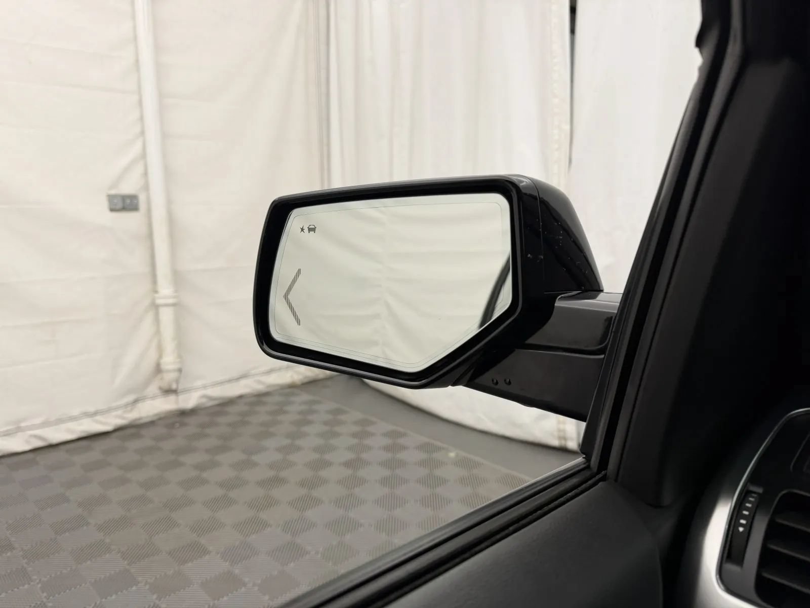 Used 2018 Chevrolet Tahoe Premier AWD/4WD image 17